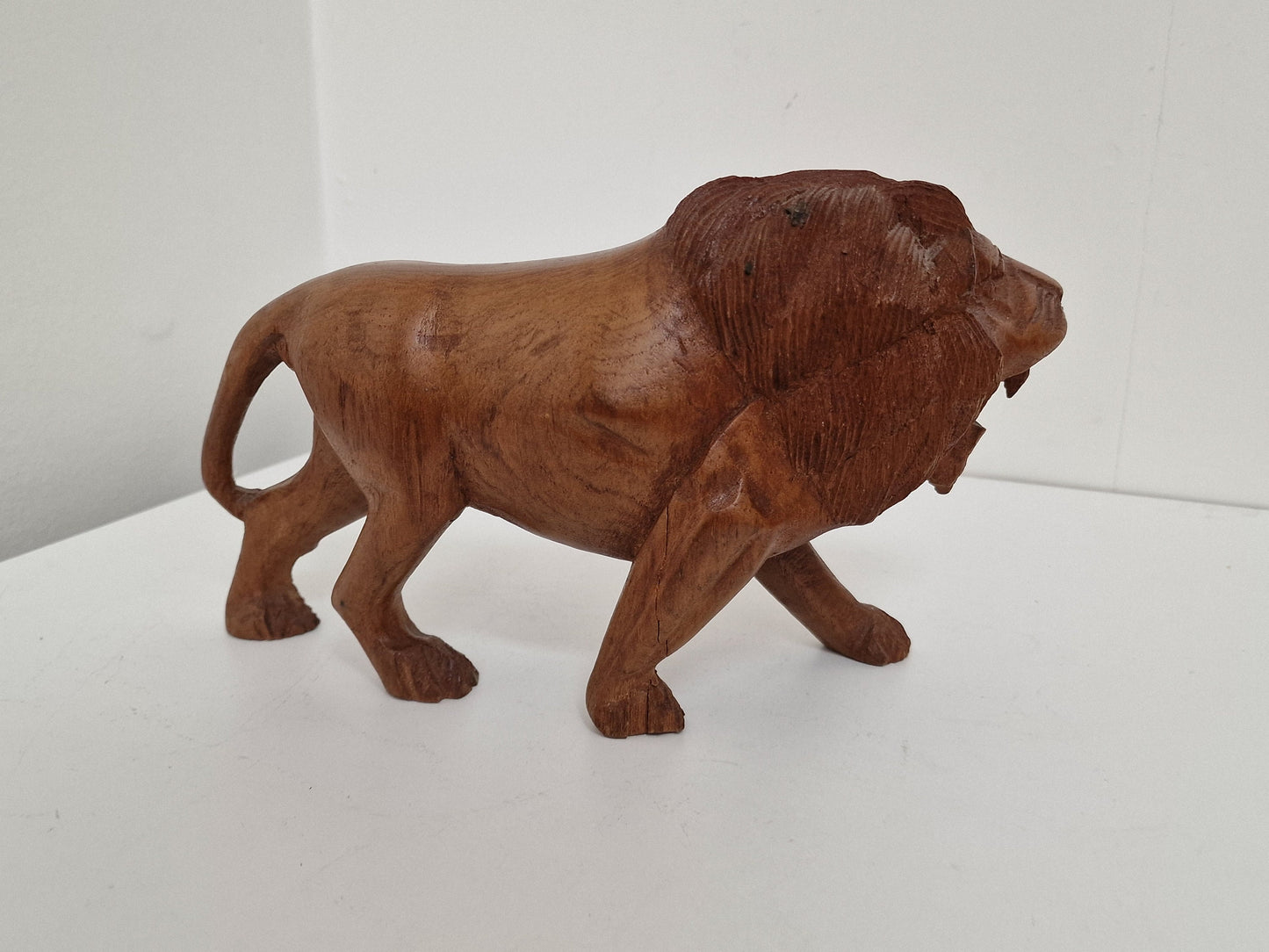 old lion leeuw  Statue handcarved  figurine wood handcarved