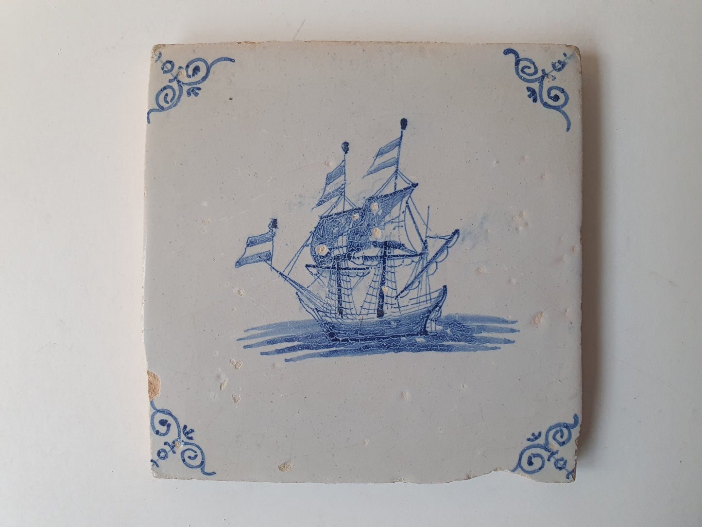 Amsterdam dutch delft tile boat  ship - Hollands schip, ossenkop hoekmotief - gedateerd  17th, threemaster ship