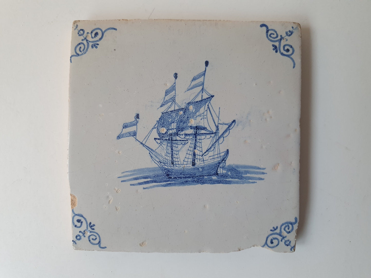 Amsterdam dutch delft tile boat  ship - Hollands schip, ossenkop hoekmotief - gedateerd  17th, threemaster ship