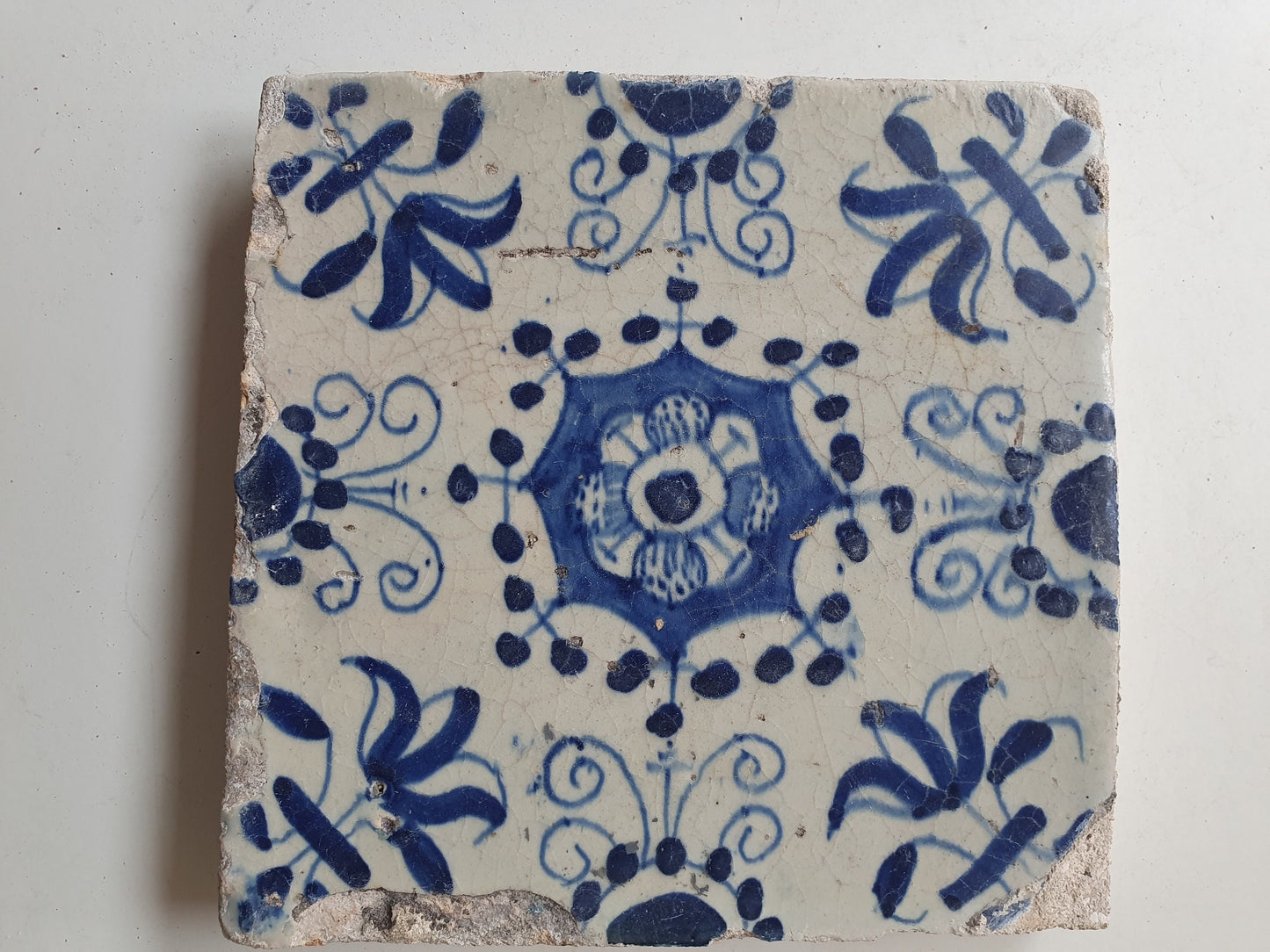 Dutch ornamental   antique tile 17th century Haarlem - vroege dikke tegel ornament tile
