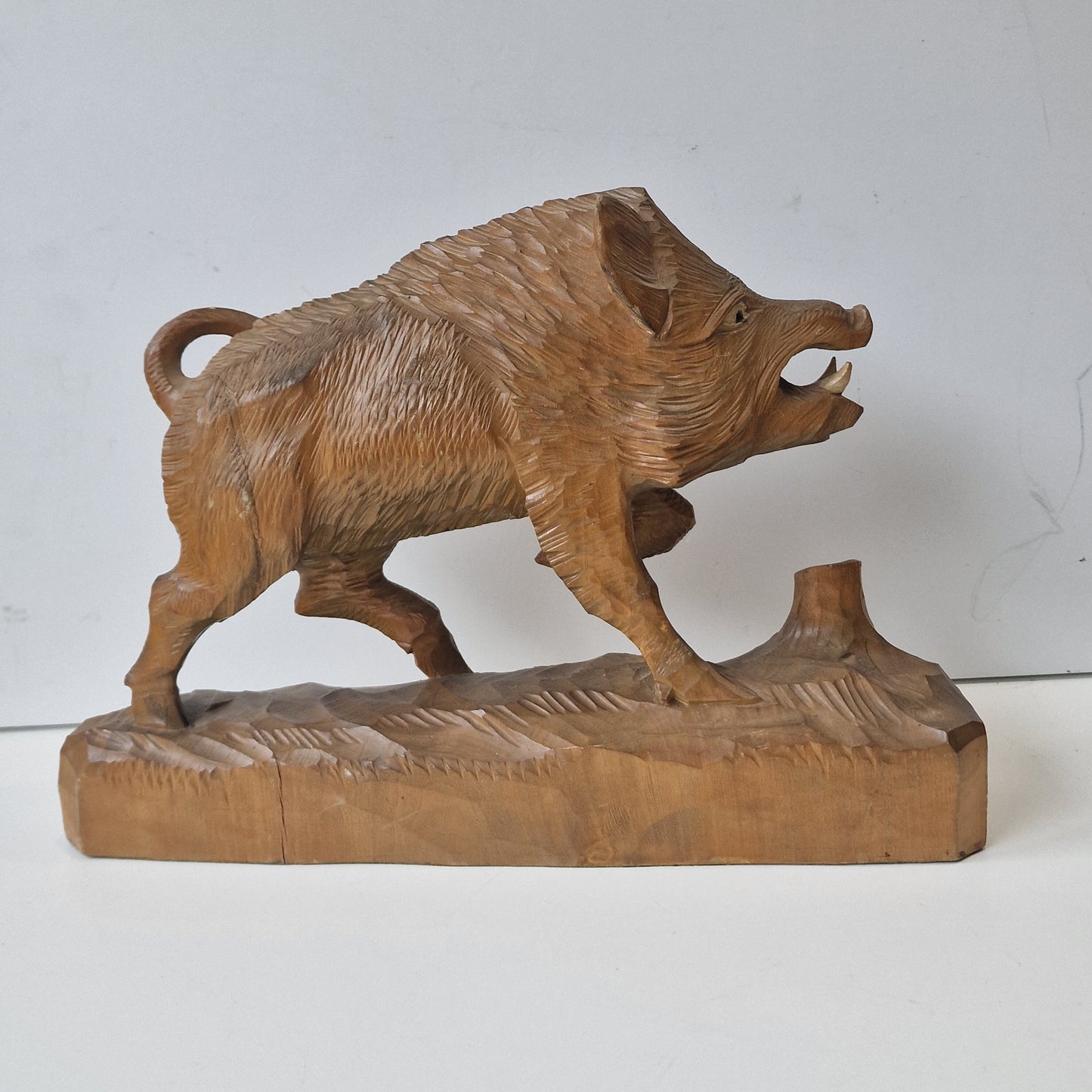 schwarzwald blackforrest handcarved large boar wildzwijn zwarte woud handcarving hunter figure