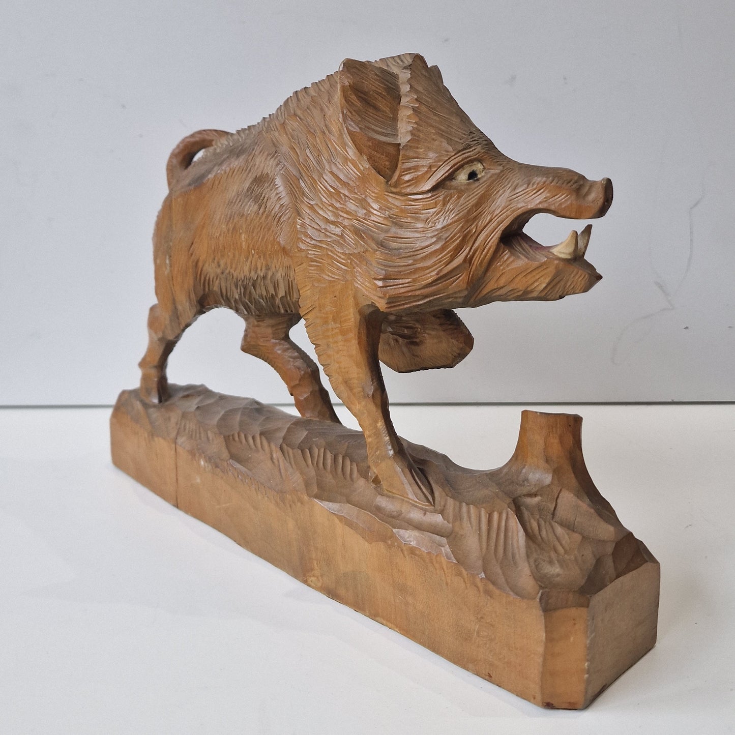 schwarzwald blackforrest handcarved large boar wildzwijn zwarte woud handcarving hunter figure