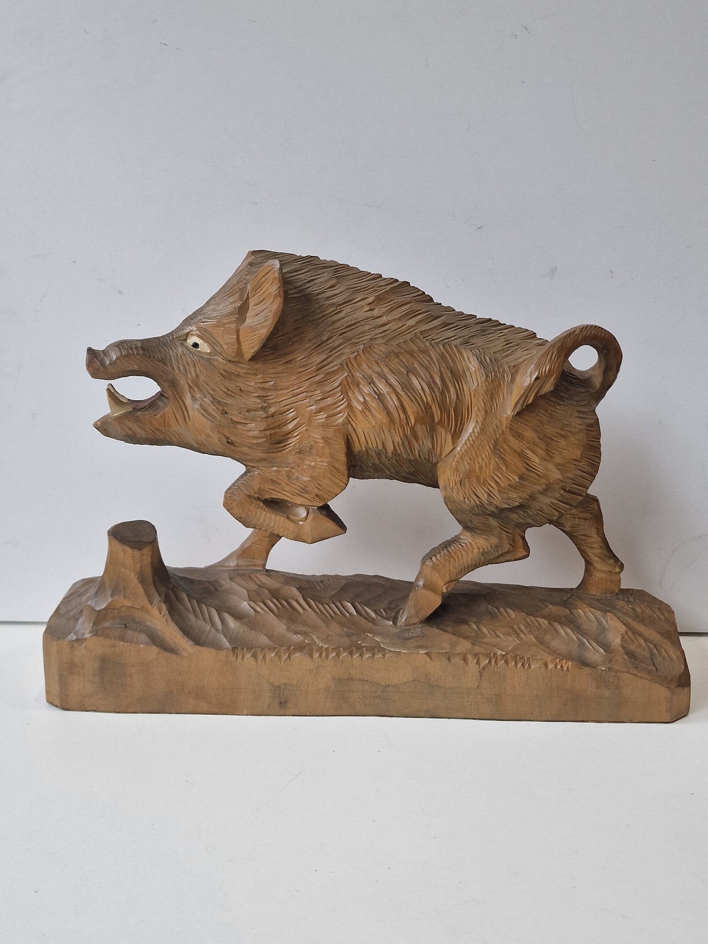 schwarzwald blackforrest handcarved large boar wildzwijn zwarte woud handcarving hunter figure