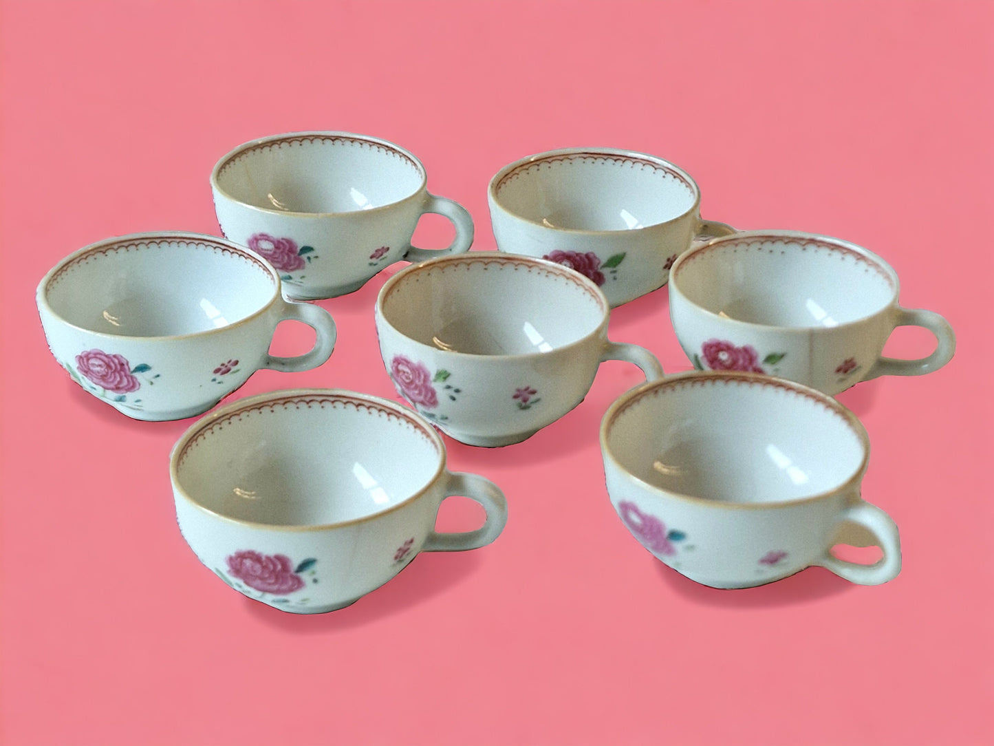 18e-eeuwse kopjes van Chinees porselein, fijn handbeschilderd antiek famille rose