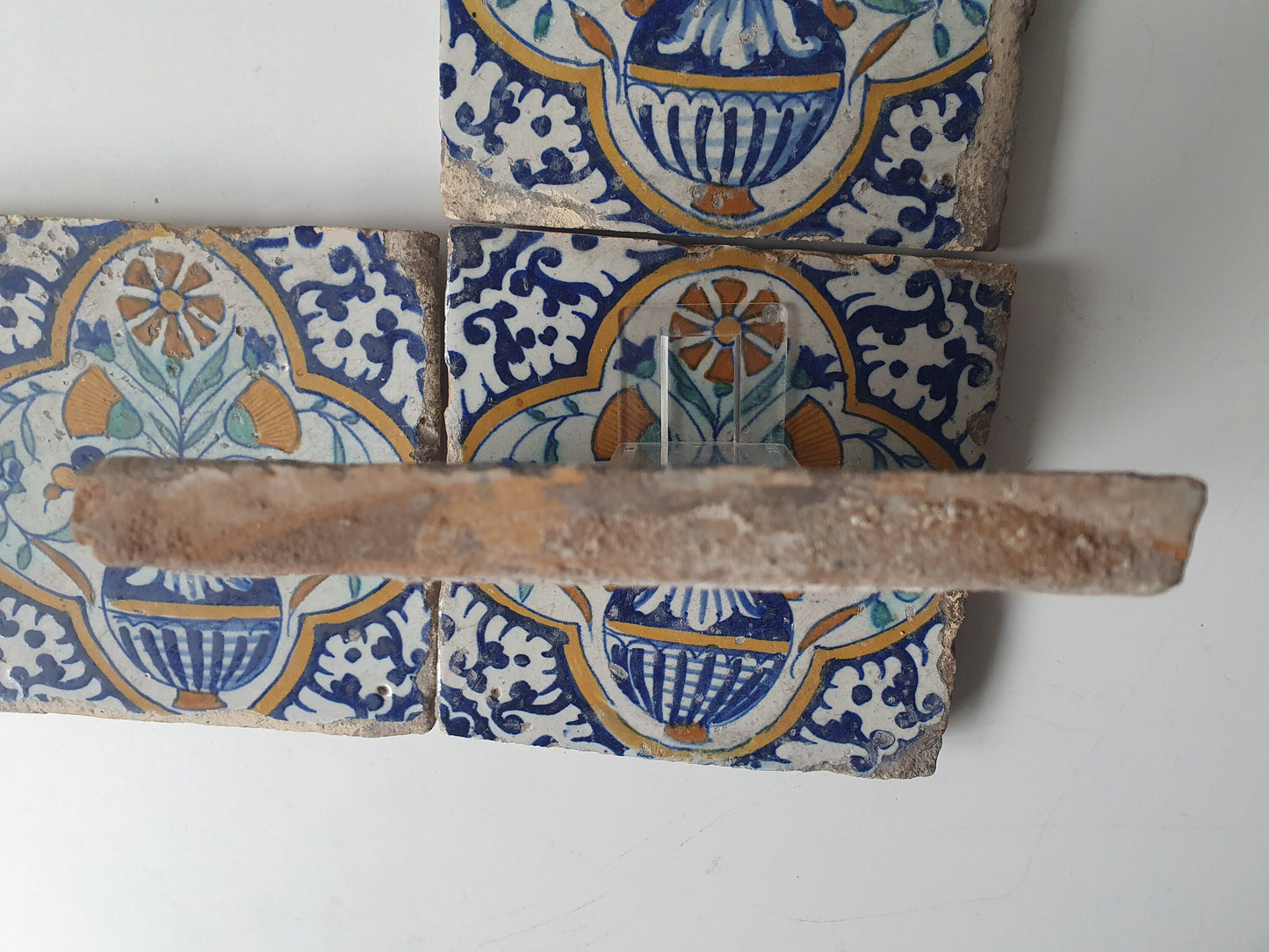 Nederlands antiek - polychroom -4  tegels met bloempot - tilepanel gedateerd 1640, Dutch tulip mania