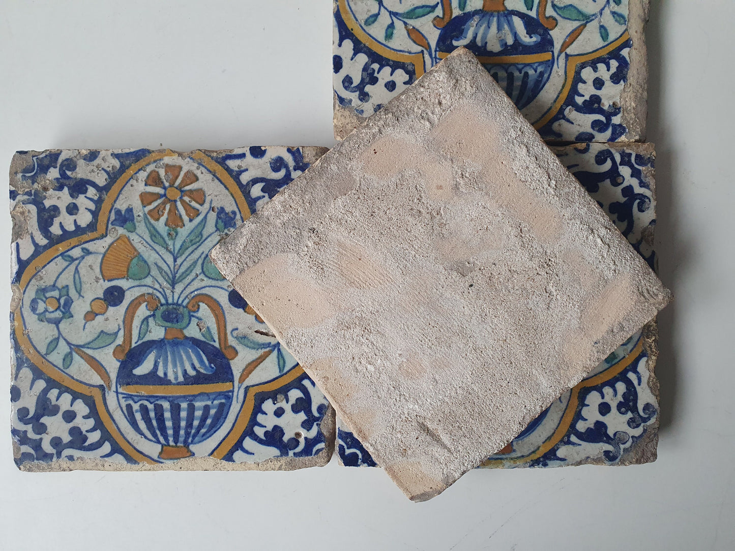 Nederlands antiek - polychroom -4  tegels met bloempot - tilepanel gedateerd 1640, Dutch tulip mania