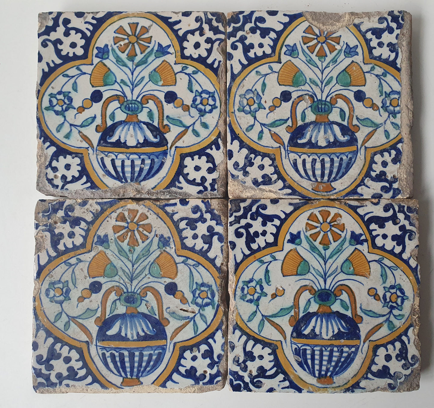 Nederlands antiek - polychroom -4  tegels met bloempot - tilepanel gedateerd 1640, Dutch tulip mania