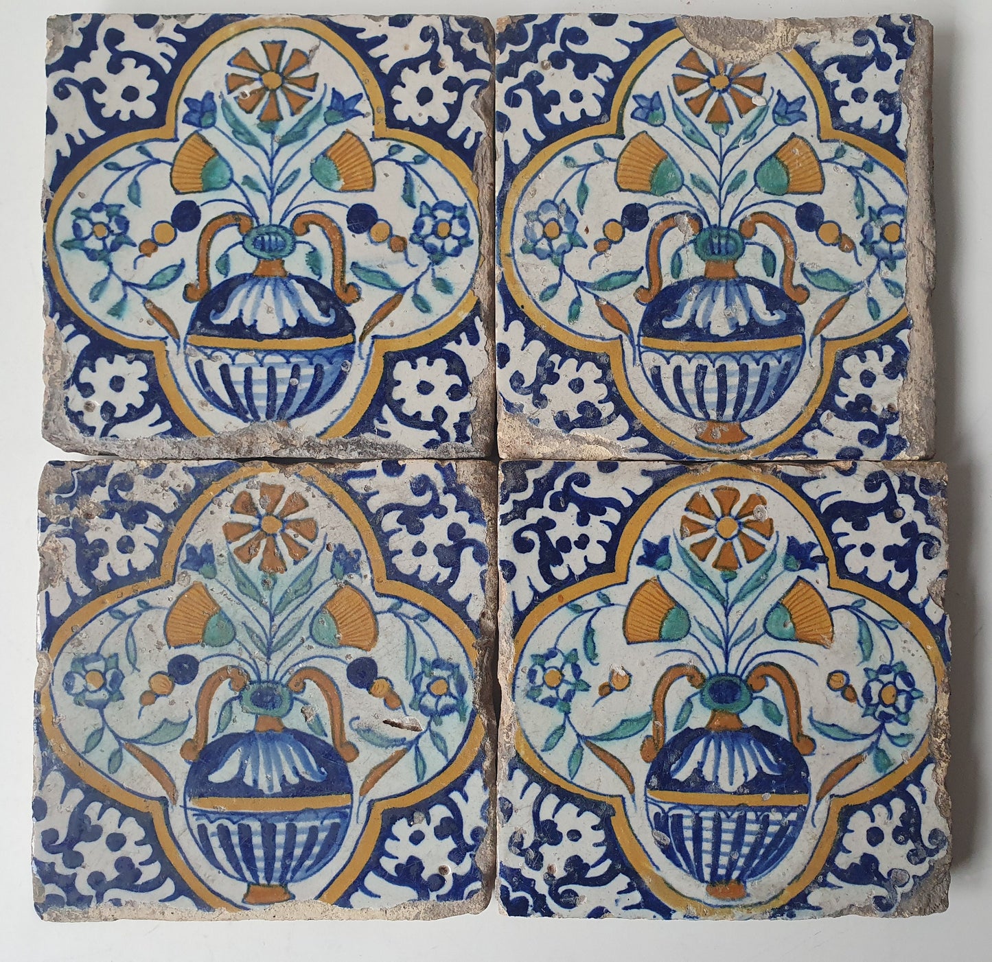 Nederlands antiek - polychroom -4  tegels met bloempot - tilepanel gedateerd 1640, Dutch tulip mania