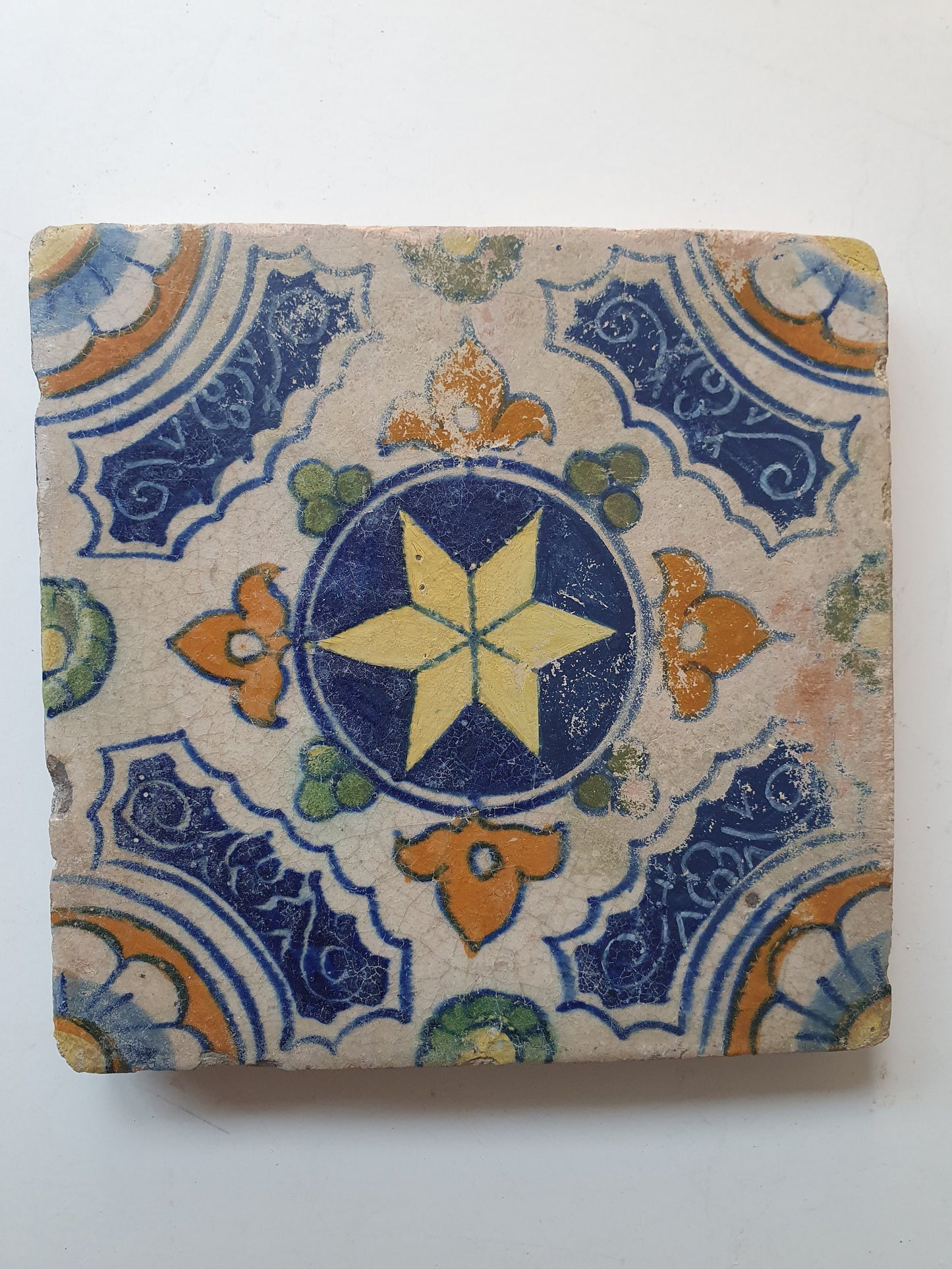 Dutch ornamental   antique tiles 17th sgraffito - vroege dikke tegel ornament tile 1580-1620 rare !
