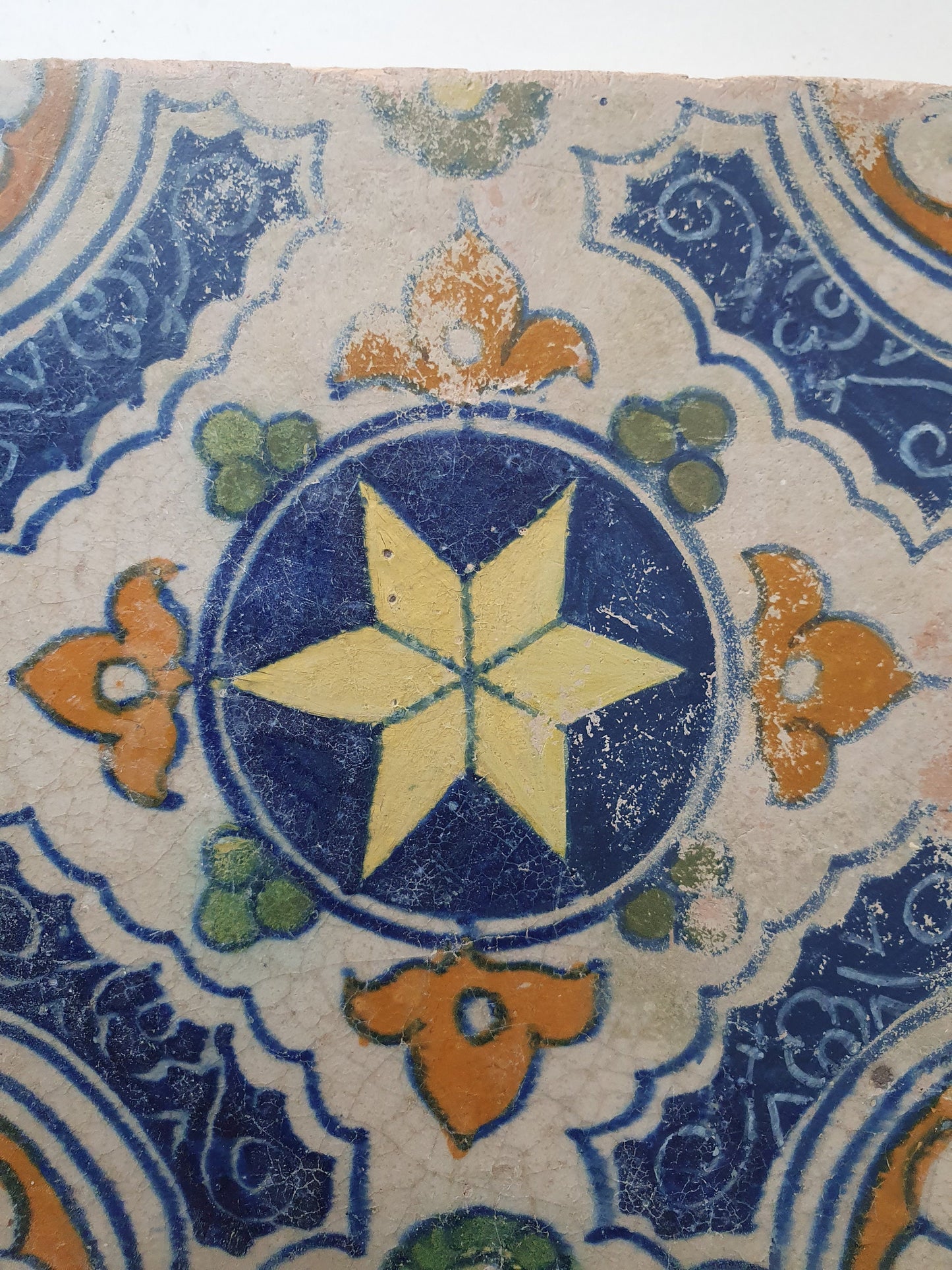 Dutch ornamental   antique tiles 17th sgraffito - vroege dikke tegel ornament tile 1580-1620 rare !