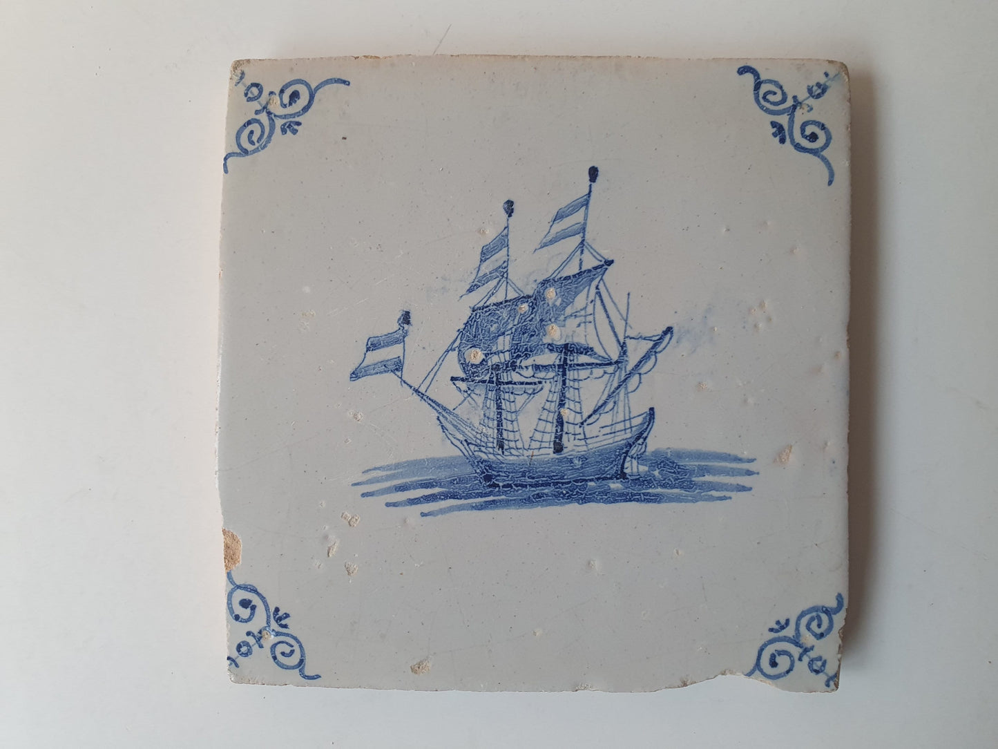 Amsterdam dutch delft tile boat  ship - Hollands schip, ossenkop hoekmotief - gedateerd  17th, threemaster ship