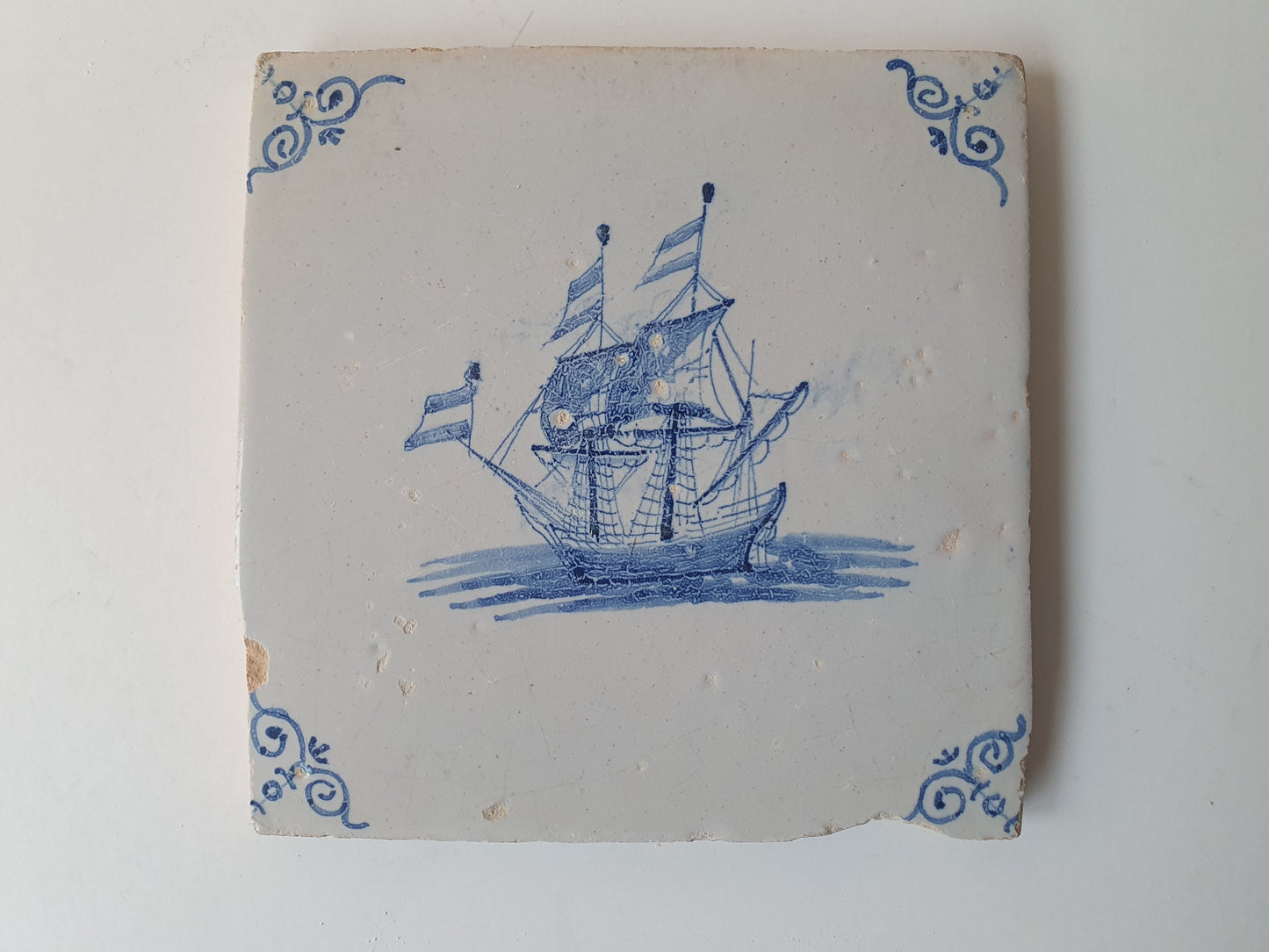Amsterdam dutch delft tile boat  ship - Hollands schip, ossenkop hoekmotief - gedateerd  17th, threemaster ship