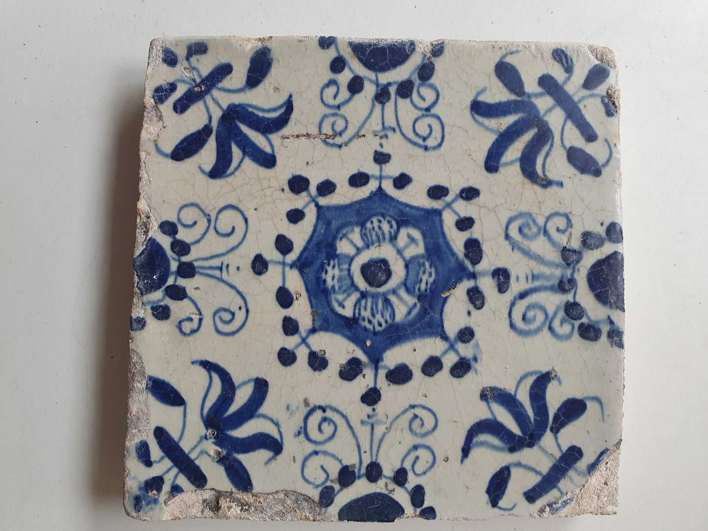 Dutch ornamental   antique tile 17th century Haarlem - vroege dikke tegel ornament tile