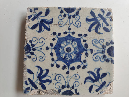Dutch ornamental   antique tile 17th century Haarlem - vroege dikke tegel ornament tile