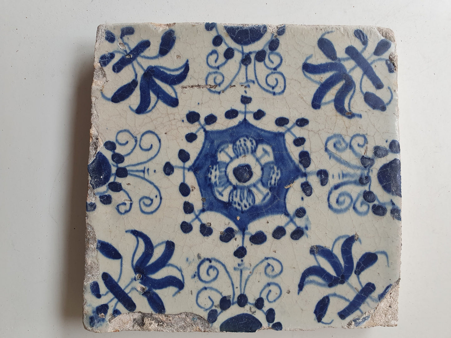 Dutch ornamental   antique tile 17th century Haarlem - vroege dikke tegel ornament tile
