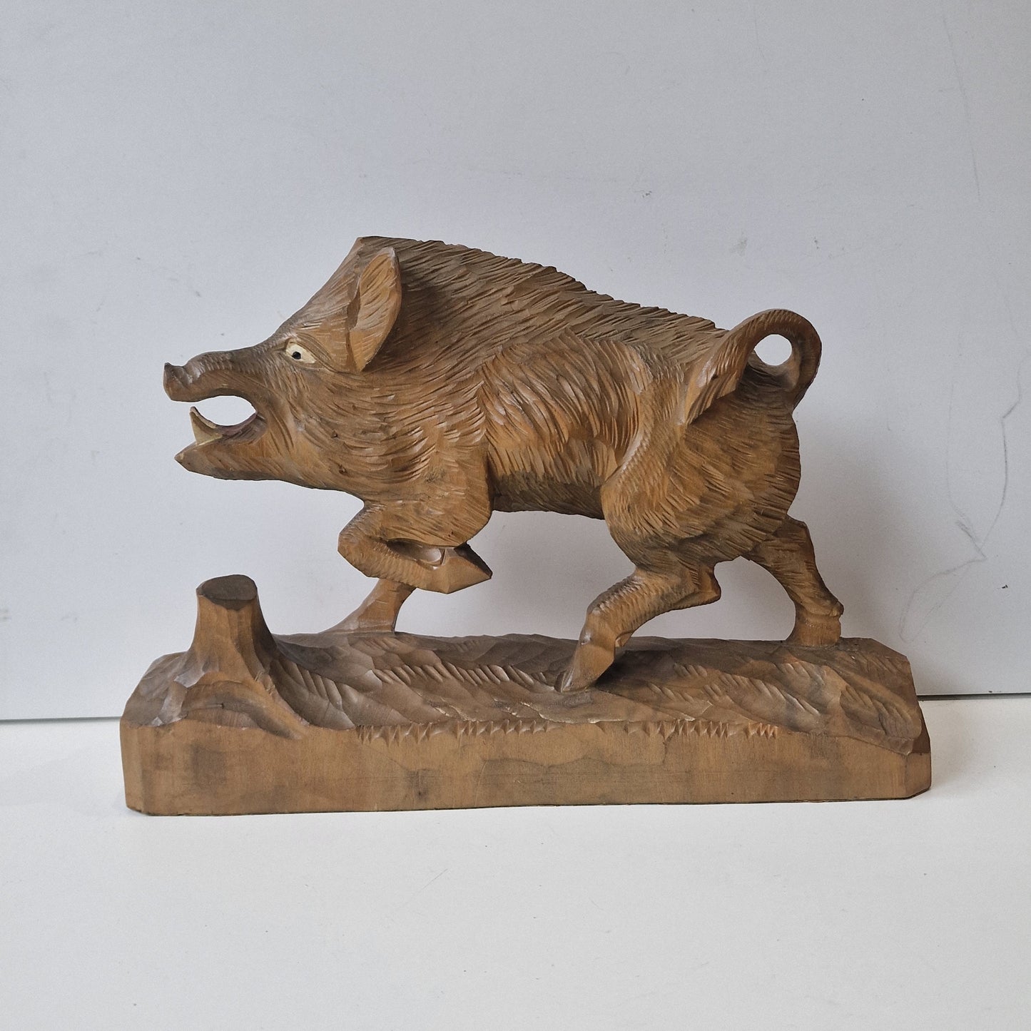 schwarzwald blackforrest handcarved large boar wildzwijn zwarte woud handcarving hunter figure