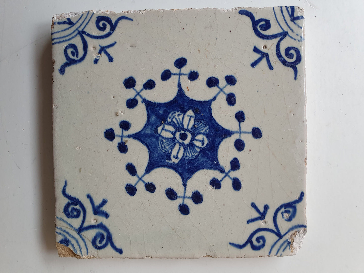 Dutch ornamental   antique tiles 17th ornament - vroege dikke tegel ornament tile 1600-1640 Haarlem