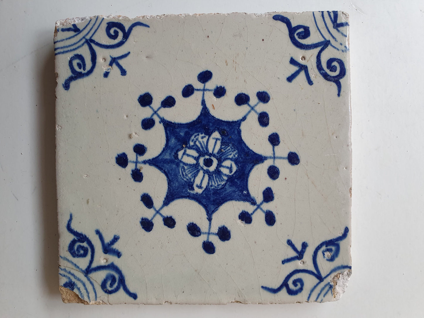 Dutch ornamental   antique tiles 17th ornament - vroege dikke tegel ornament tile 1600-1640 Haarlem