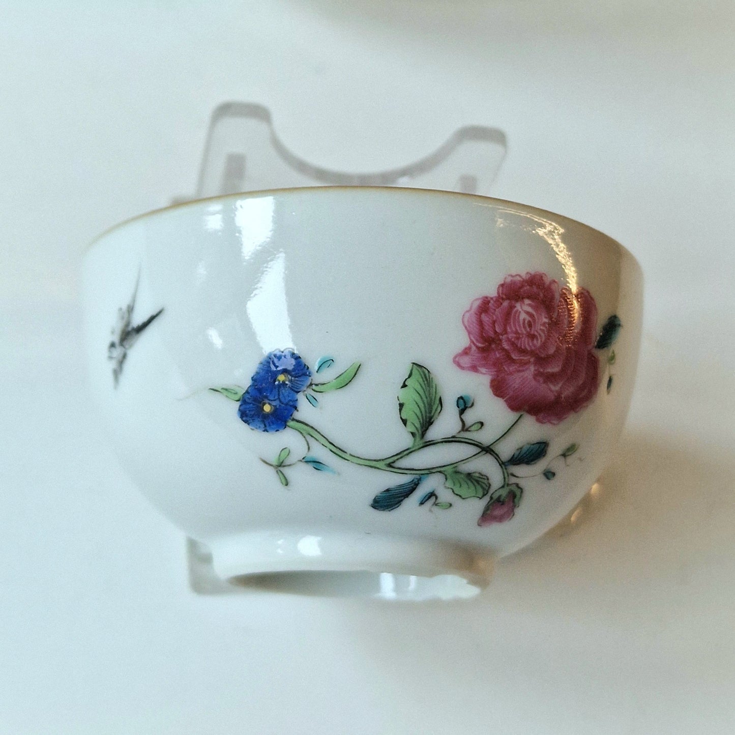 18e-eeuwse kopjes van Chinees porselein, fijn handbeschilderd antiek famille rose