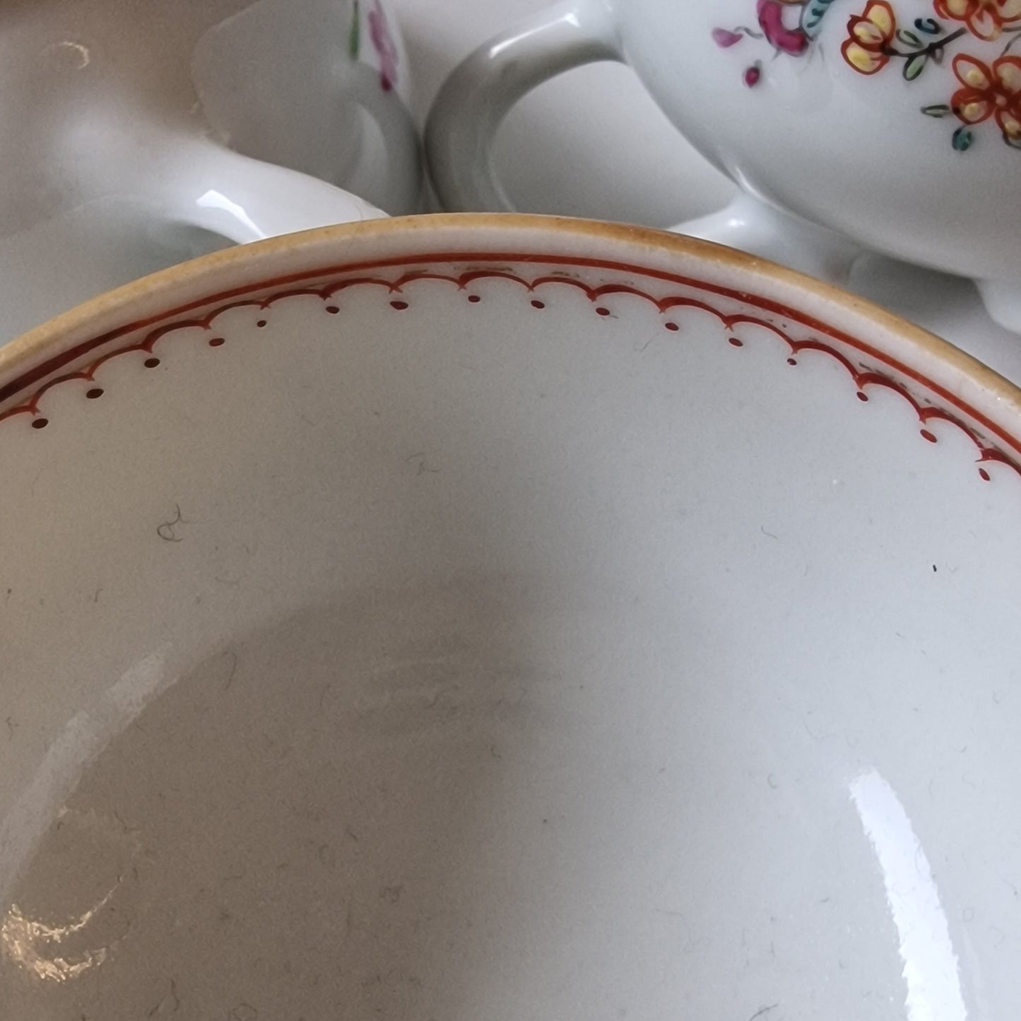 18e-eeuwse kopjes van Chinees porselein, fijn handbeschilderd antiek famille rose