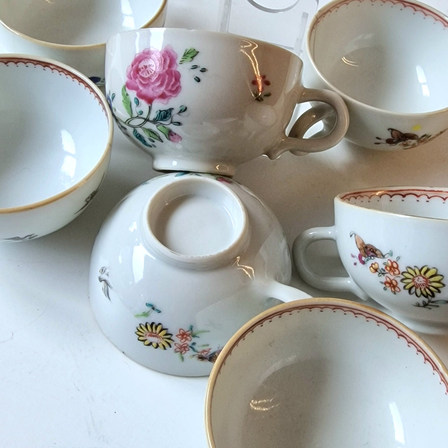 18e-eeuwse kopjes van Chinees porselein, fijn handbeschilderd antiek famille rose