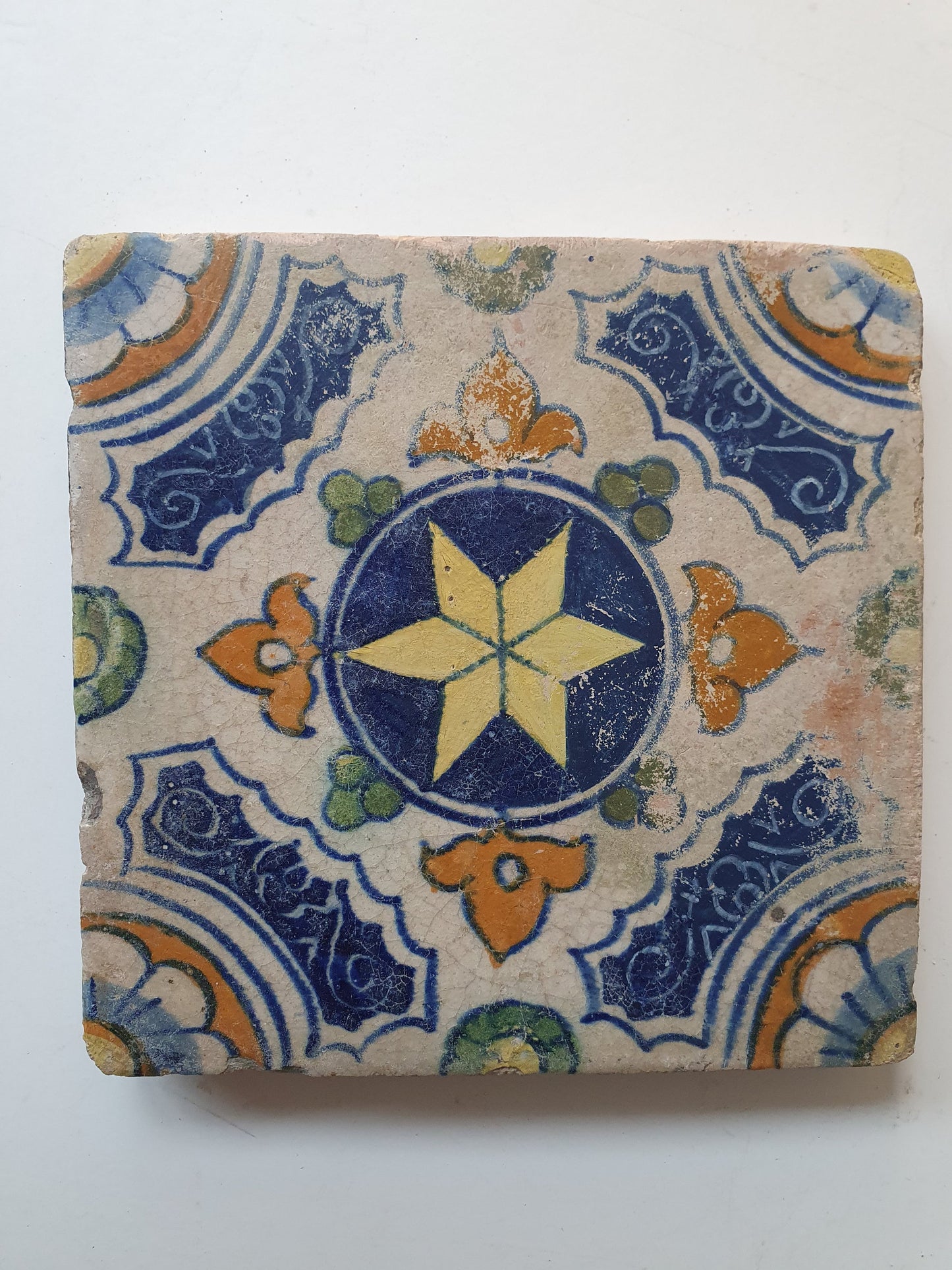 Dutch ornamental   antique tiles 17th sgraffito - vroege dikke tegel ornament tile 1580-1620 rare !