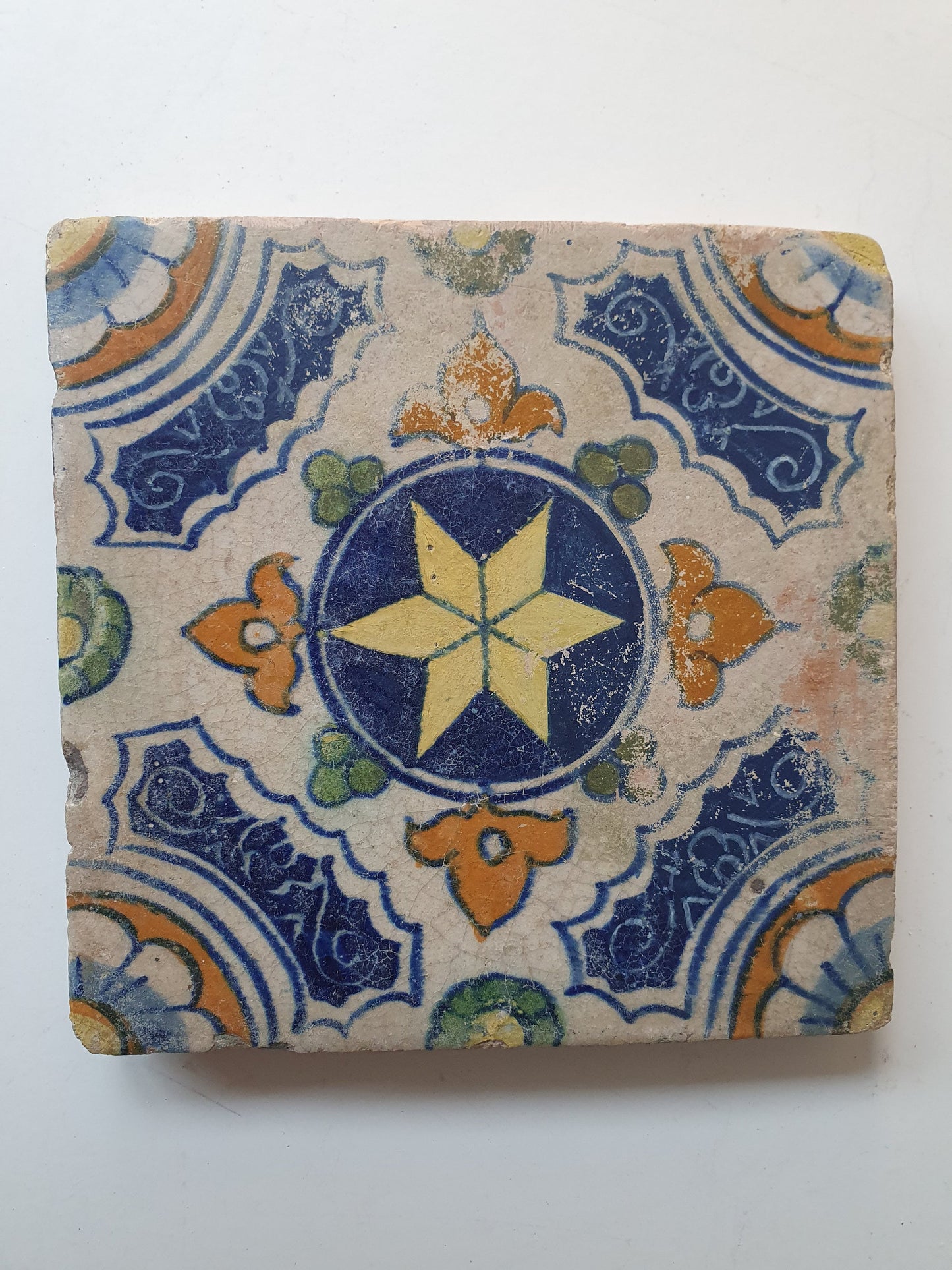 Dutch ornamental   antique tiles 17th sgraffito - vroege dikke tegel ornament tile 1580-1620 rare !