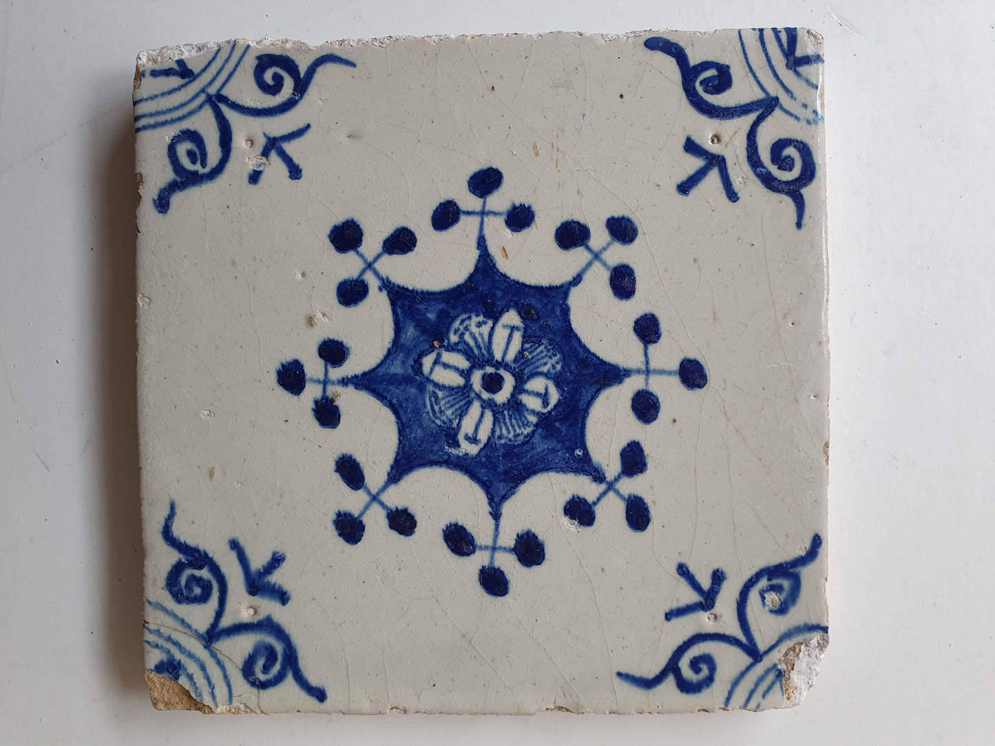 Dutch ornamental   antique tiles 17th ornament - vroege dikke tegel ornament tile 1600-1640 Haarlem