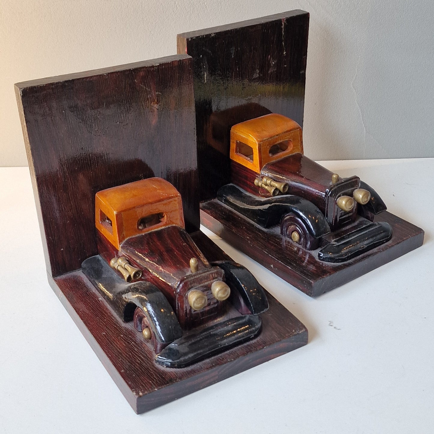 Gelakt houten boekensteunen met oldtimers, old period car bookends, mooie natuurlijke high gloss kleur