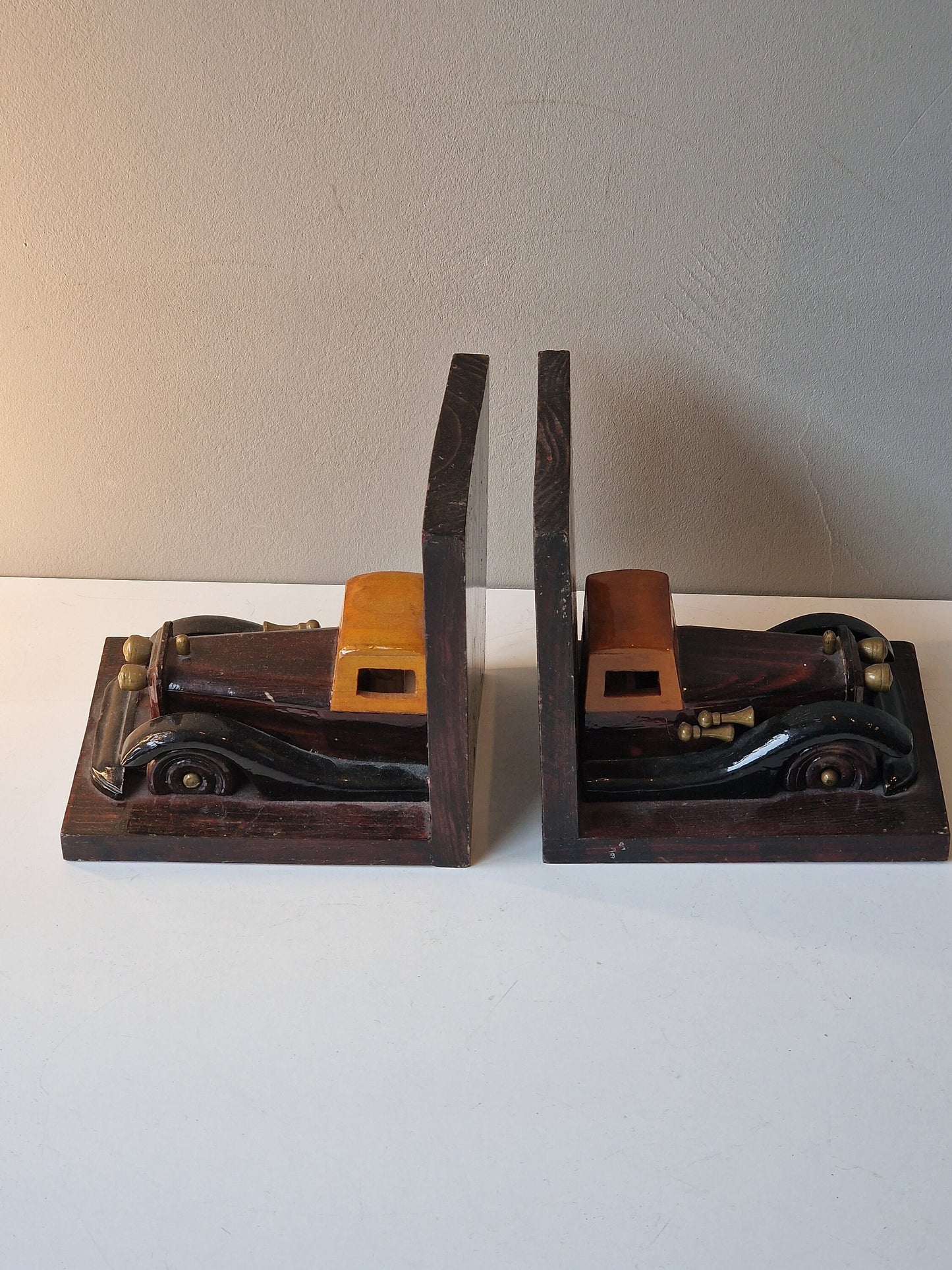 Gelakt houten boekensteunen met oldtimers, old period car bookends, mooie natuurlijke high gloss kleur