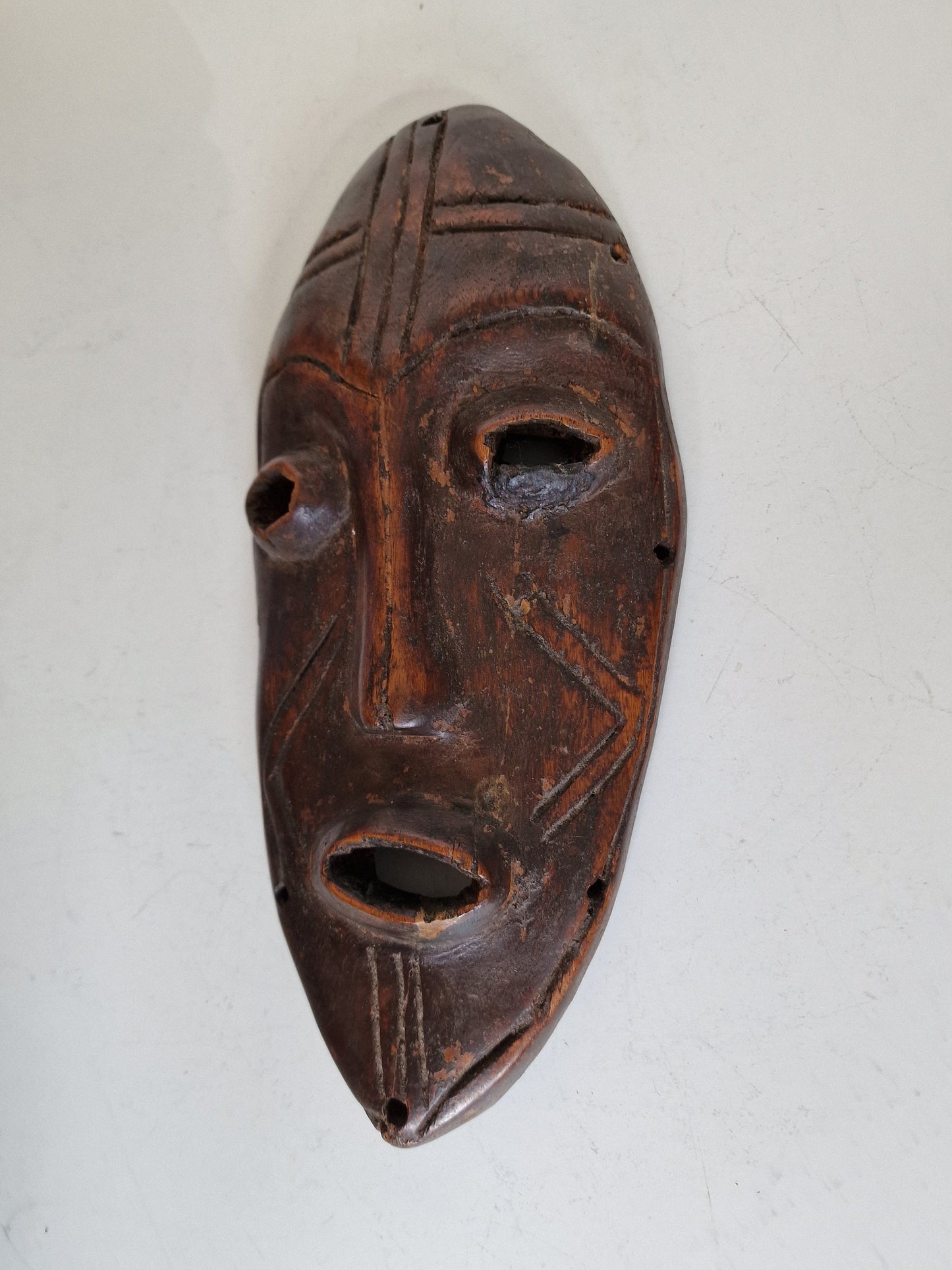 Dan. Afrika. Ceremonial tribe mask. Hand carved figural tribal mask with geometric decoration.