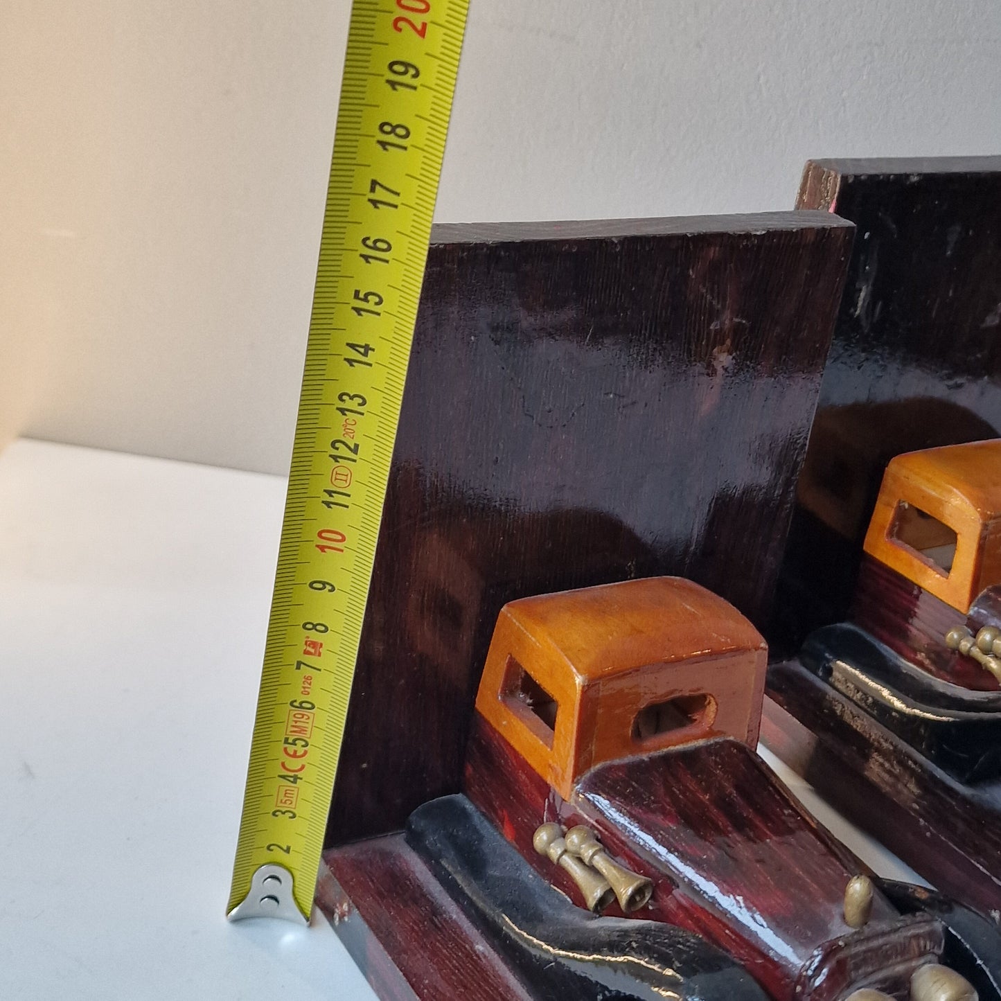 Gelakt houten boekensteunen met oldtimers, old period car bookends, mooie natuurlijke high gloss kleur