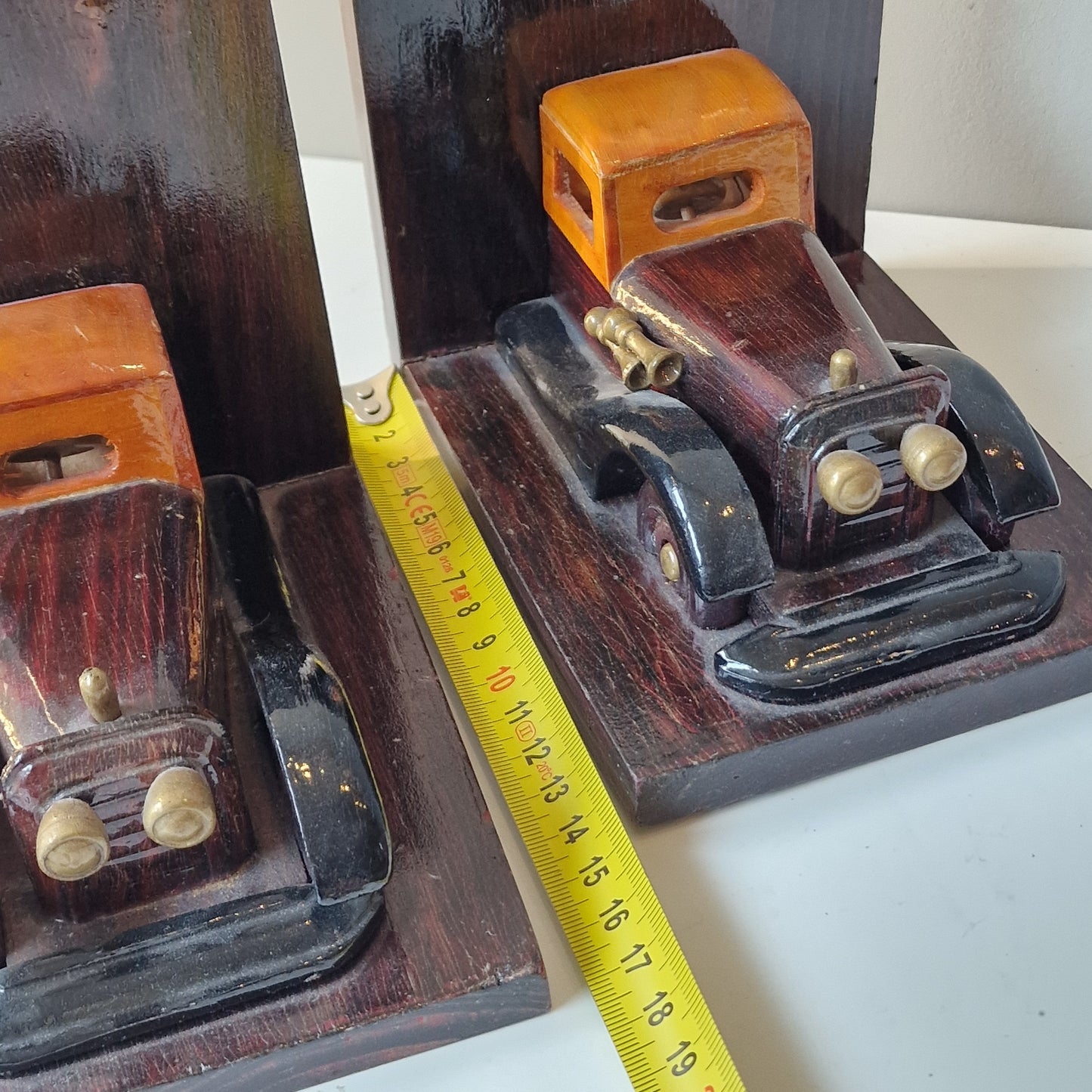 Gelakt houten boekensteunen met oldtimers, old period car bookends, mooie natuurlijke high gloss kleur