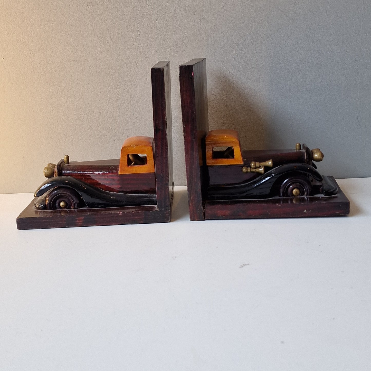 Gelakt houten boekensteunen met oldtimers, old period car bookends, mooie natuurlijke high gloss kleur