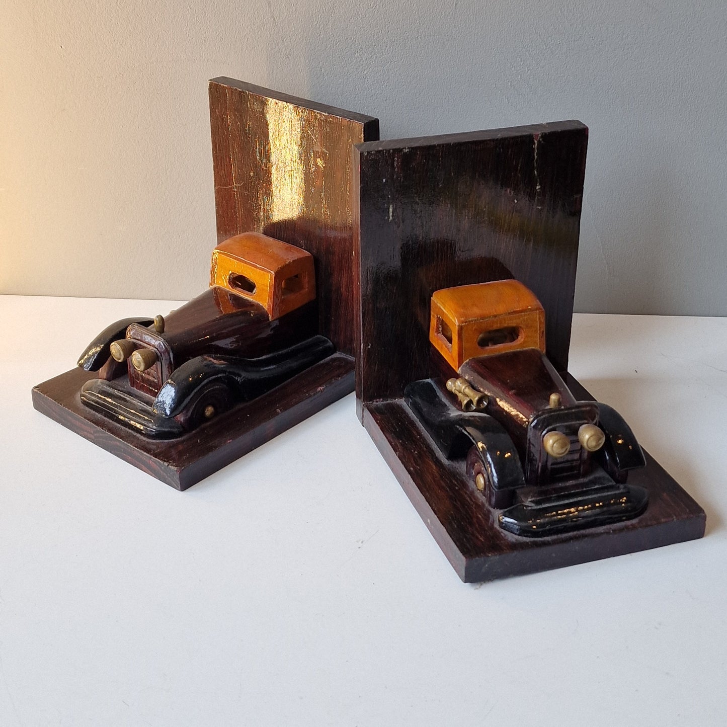 Gelakt houten boekensteunen met oldtimers, old period car bookends, mooie natuurlijke high gloss kleur