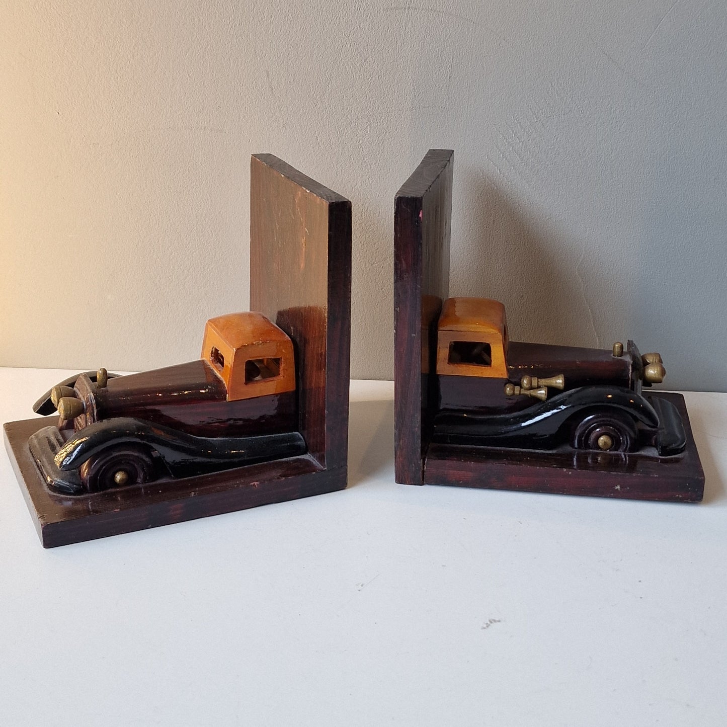Gelakt houten boekensteunen met oldtimers, old period car bookends, mooie natuurlijke high gloss kleur