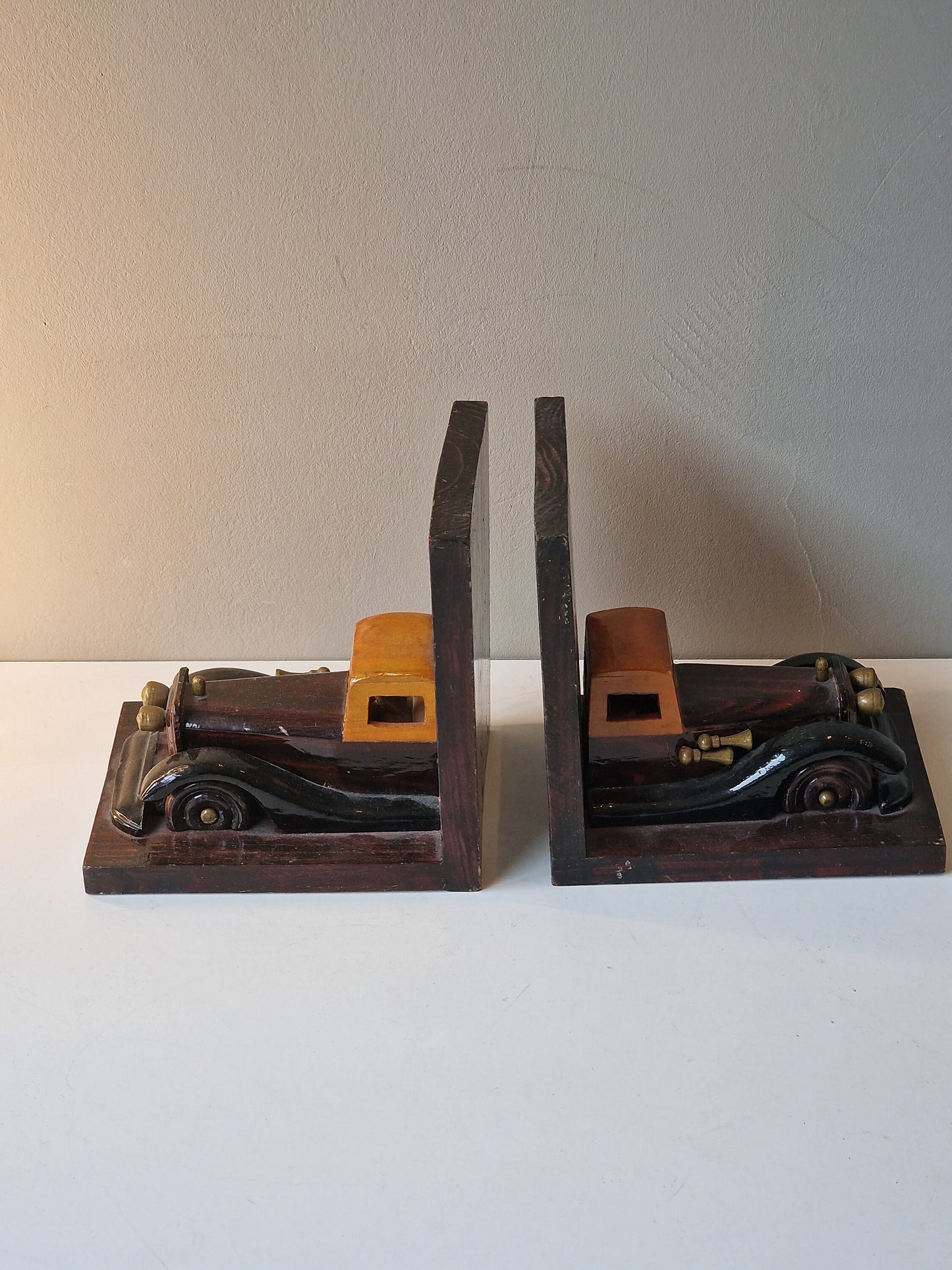 Gelakt houten boekensteunen met oldtimers, old period car bookends, mooie natuurlijke high gloss kleur