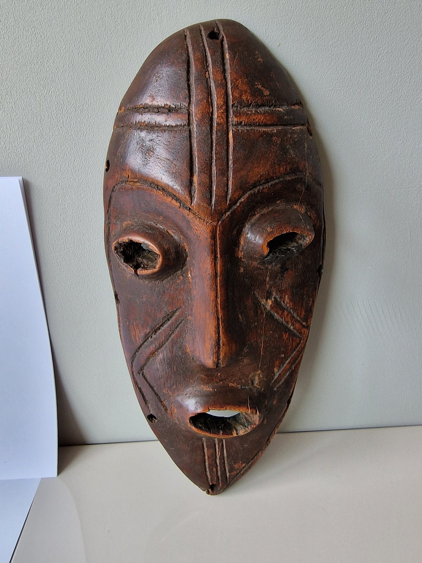 Dan. Afrika. Ceremonial tribe mask. Hand carved figural tribal mask with geometric decoration.