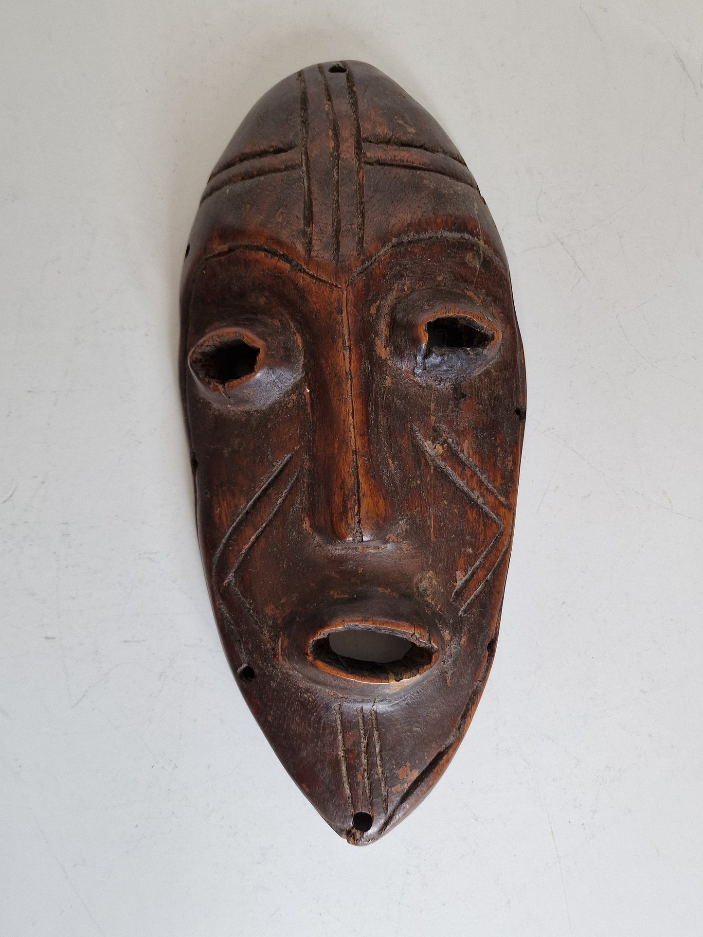 Dan. Afrika. Ceremonial tribe mask. Hand carved figural tribal mask with geometric decoration.