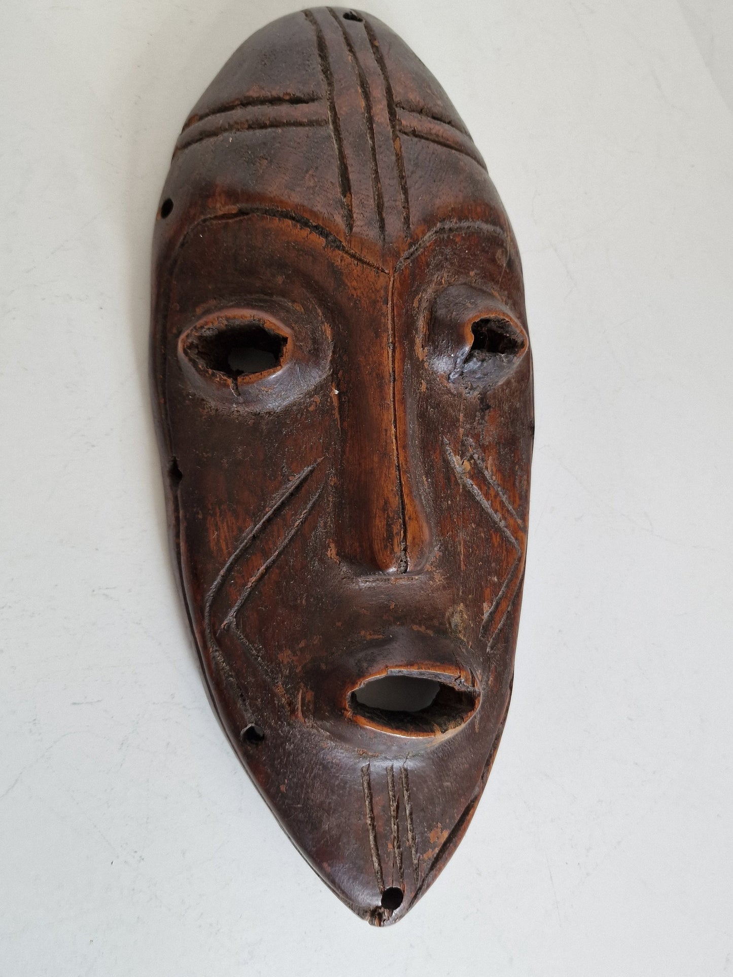 Dan. Afrika. Ceremonial tribe mask. Hand carved figural tribal mask with geometric decoration.