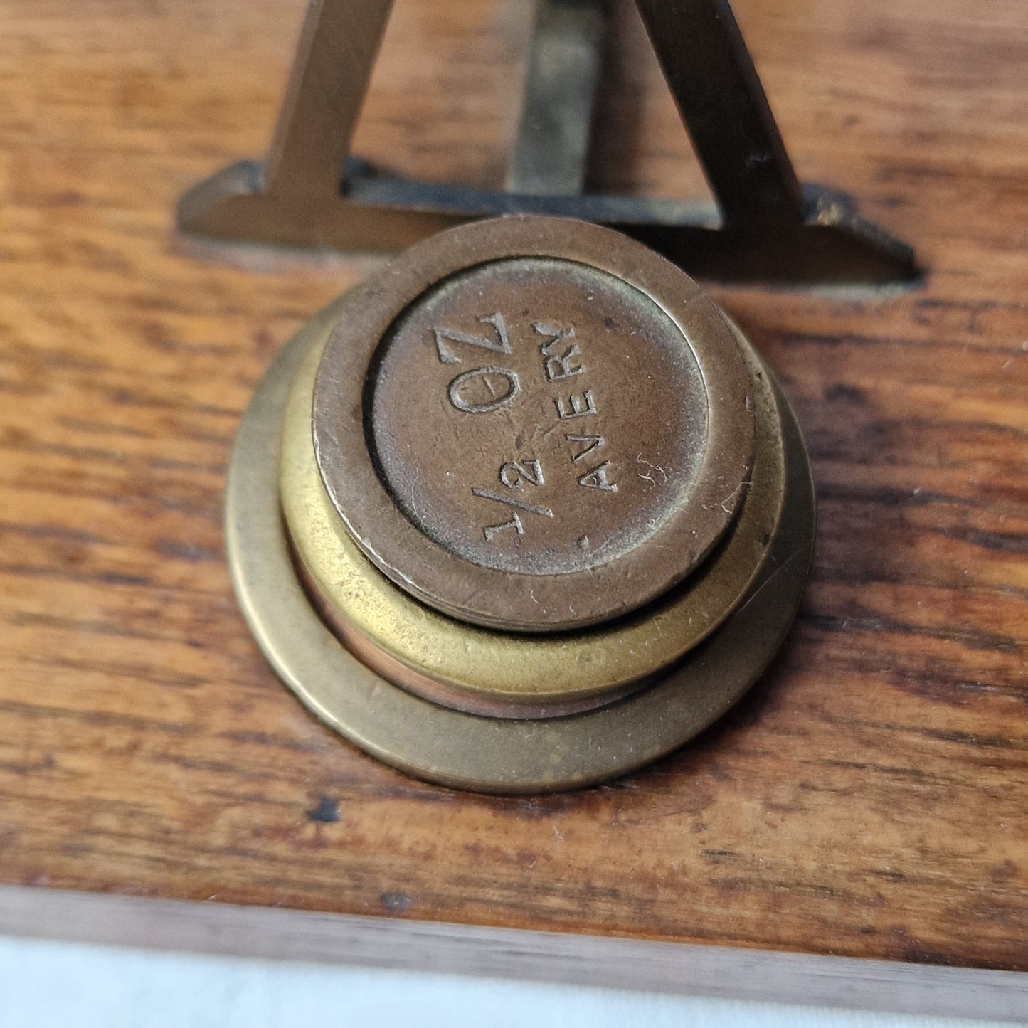 goud weegschaaltje edelmetalen grammen antiek met extra klein gewichtenblokje