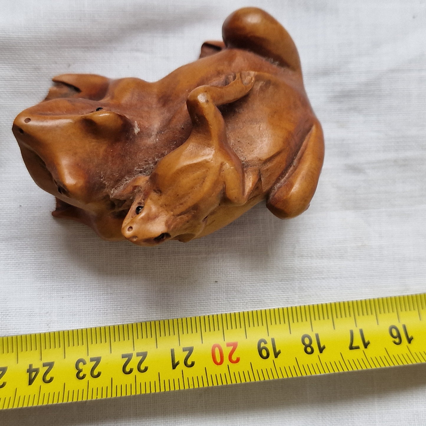 oikimono japanse netsuke wood frog with small frog baby on back handcarved woodcarving