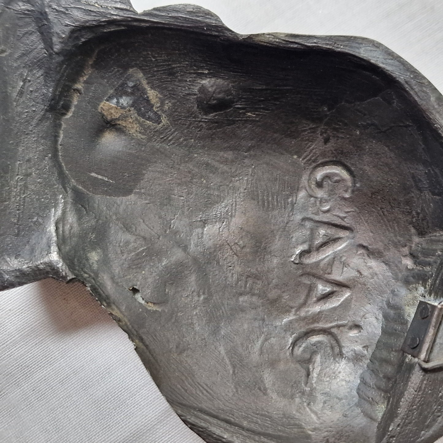 Dutch Bronze Baby Sculpture – GAAG Plaque, Beeldhouwwerk