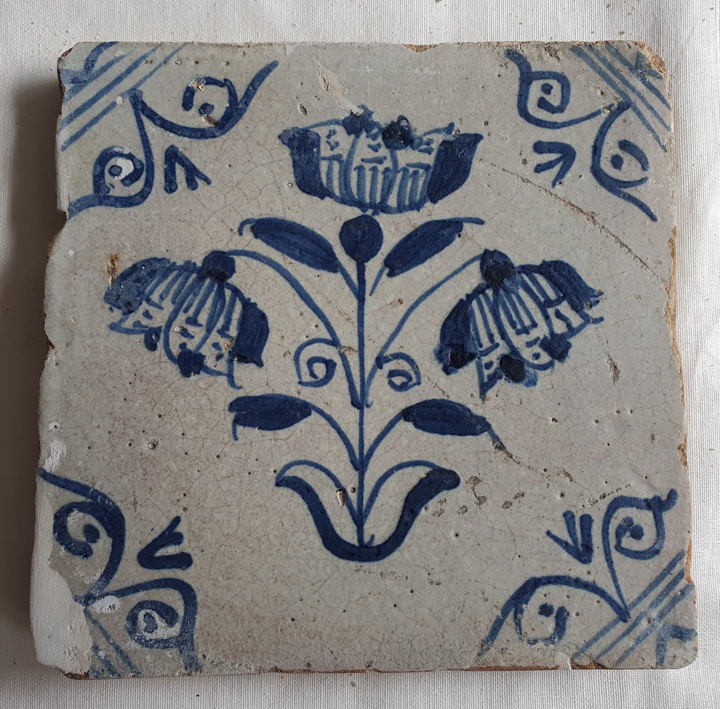 Antique Dutch Tile -  rare , oxhead corner - Dated 1640- 1660 tulp drietulp in antique