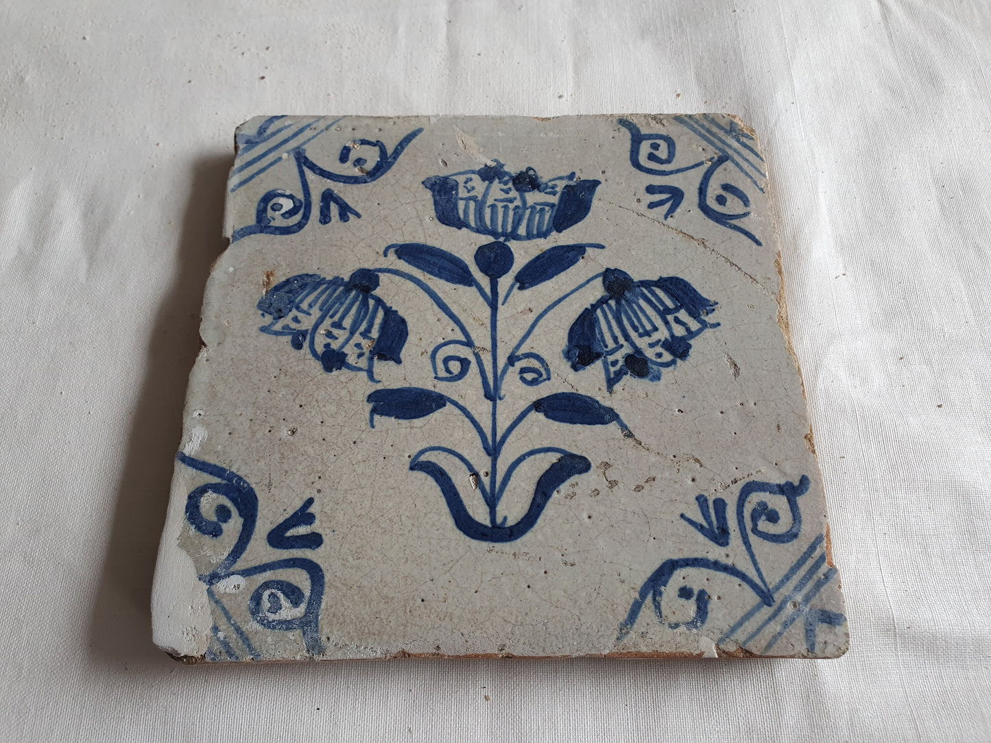 Antique Dutch Tile -  rare , oxhead corner - Dated 1640- 1660 tulp drietulp in antique