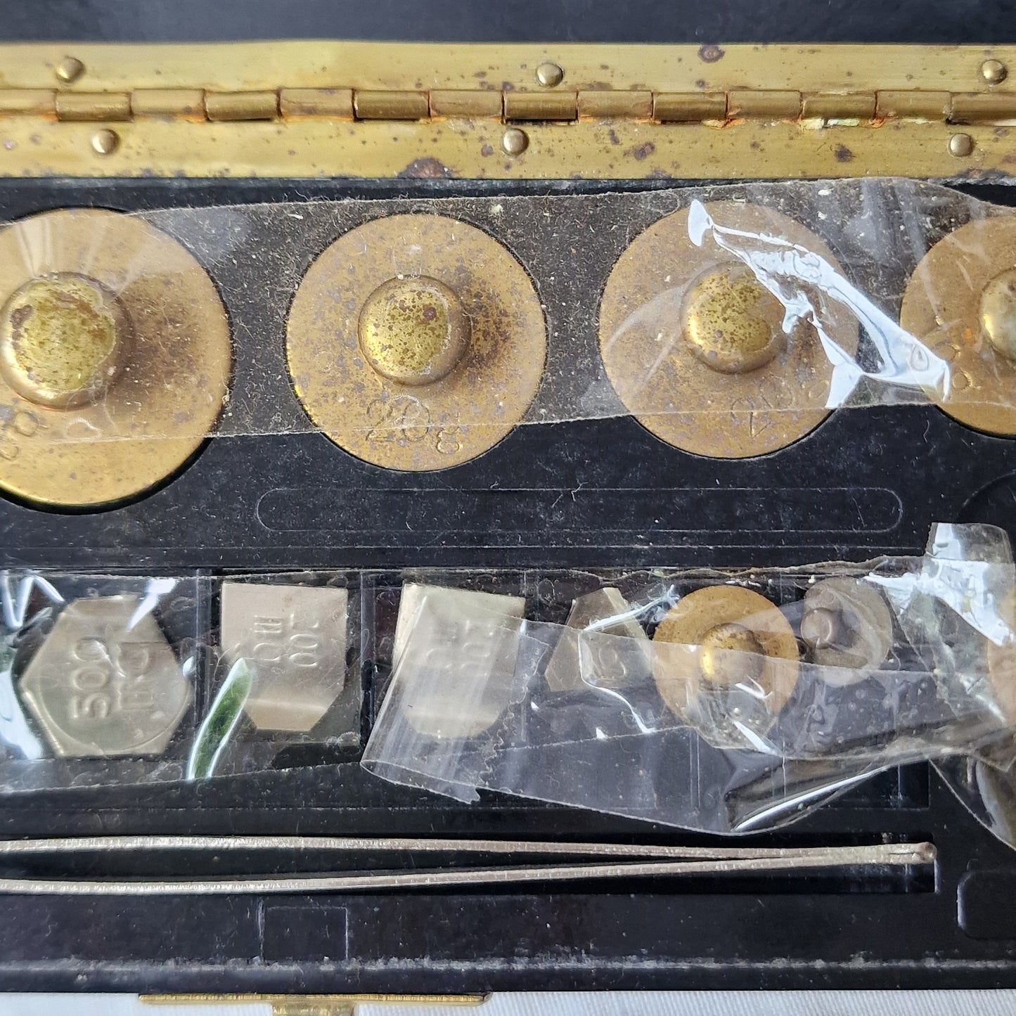 goud gewichtjes bakeliet compleet setje goudgewichten edelmetalen micro grammen antiek