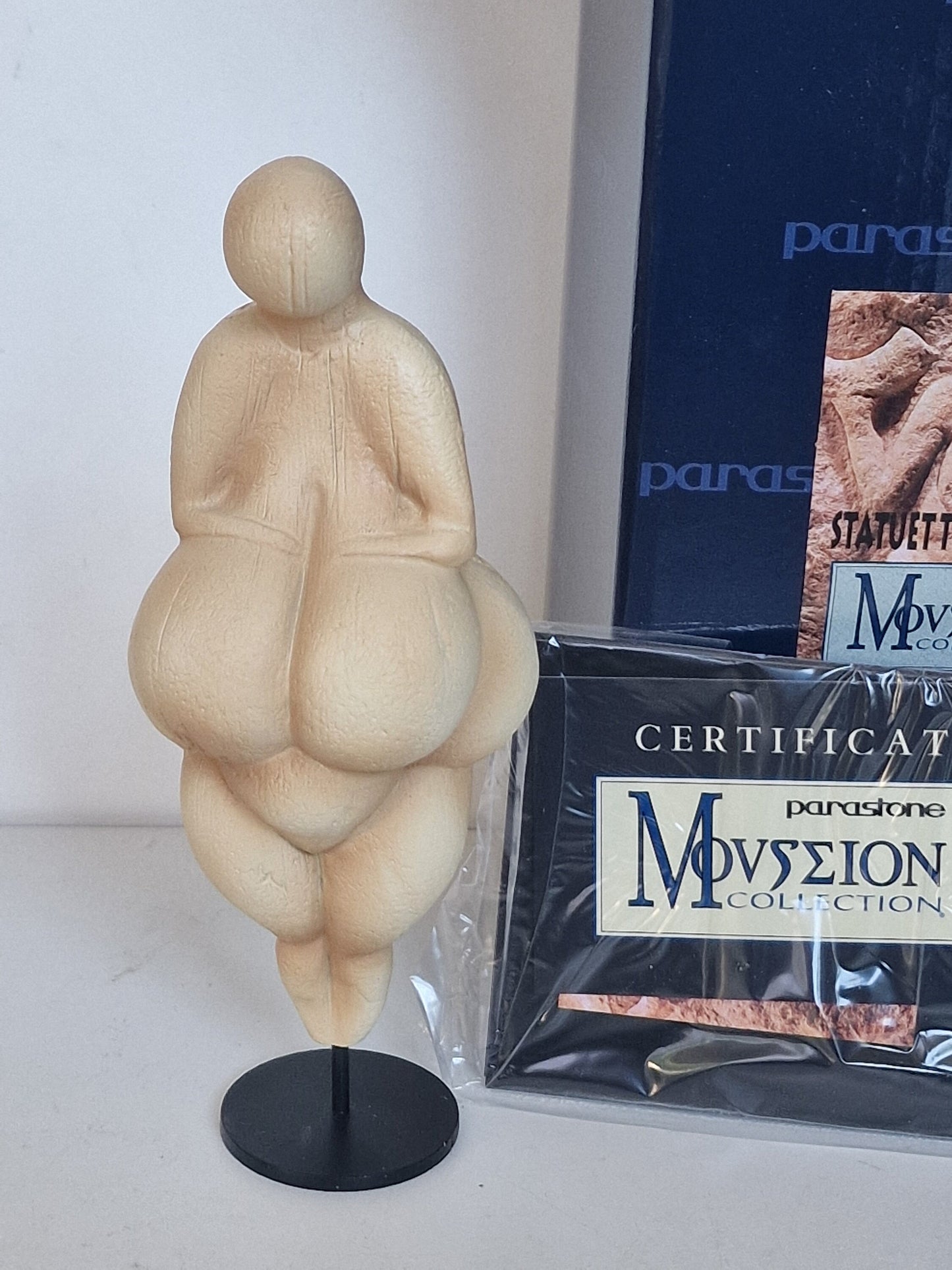 Venus van Lespugue,  Dit item is een identieke museumreproductie mouseion vervaardigd