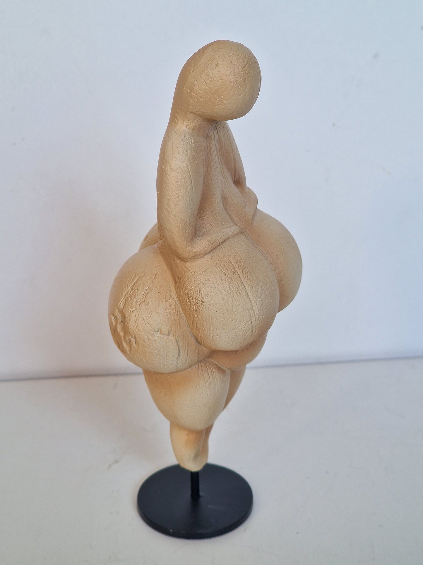 Venus van Lespugue,  Dit item is een identieke museumreproductie mouseion vervaardigd