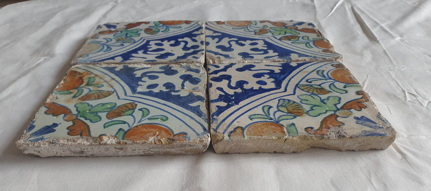 Nederlands antiek - 17e  polychroom -4  ornament tegels - tilepanel  gedateerd 1600,