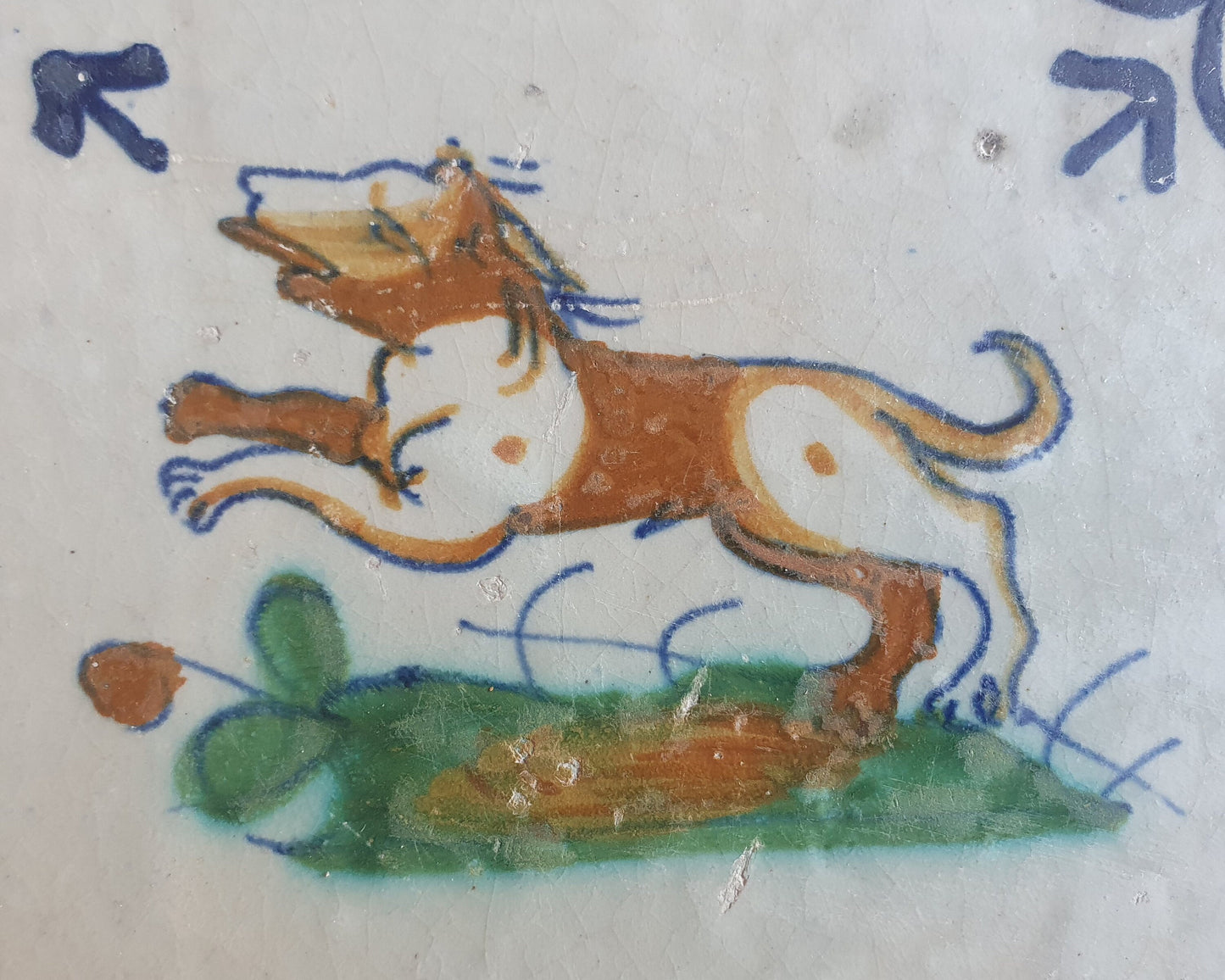 Antique Delft Tile – 17th Century Dog, Oxhead Corner Motif